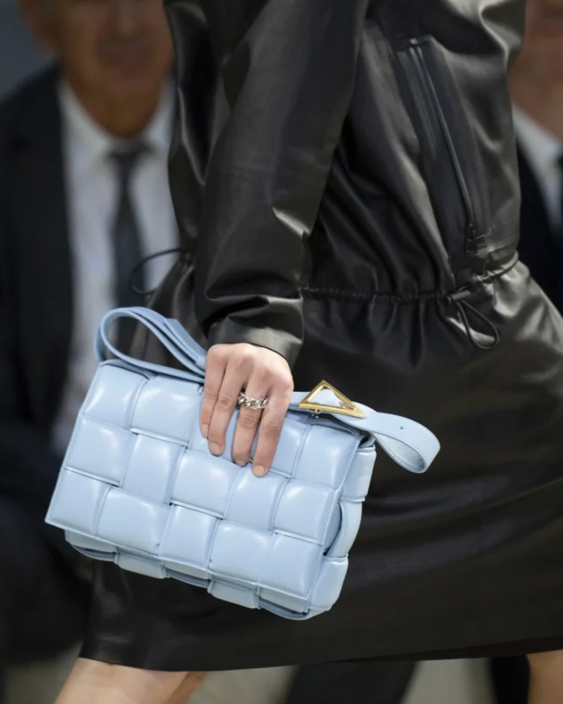 The Padded Cassette, a bold reinterpretation of Bottega’s iconic intrecciato by the brand’s former creative director.
With its signature pillowy texture and perfectly formed, chocolate-bar-like squares, this ’90s-inspired silhouette blends soft volume with striking structure. Designed to hold just what you need.
🖤 Shop now on Luxport. Link in bio.
#bottegavenetabag #paddedcassettebag #fallfashion #bottegastyle #intrecciato #luxport