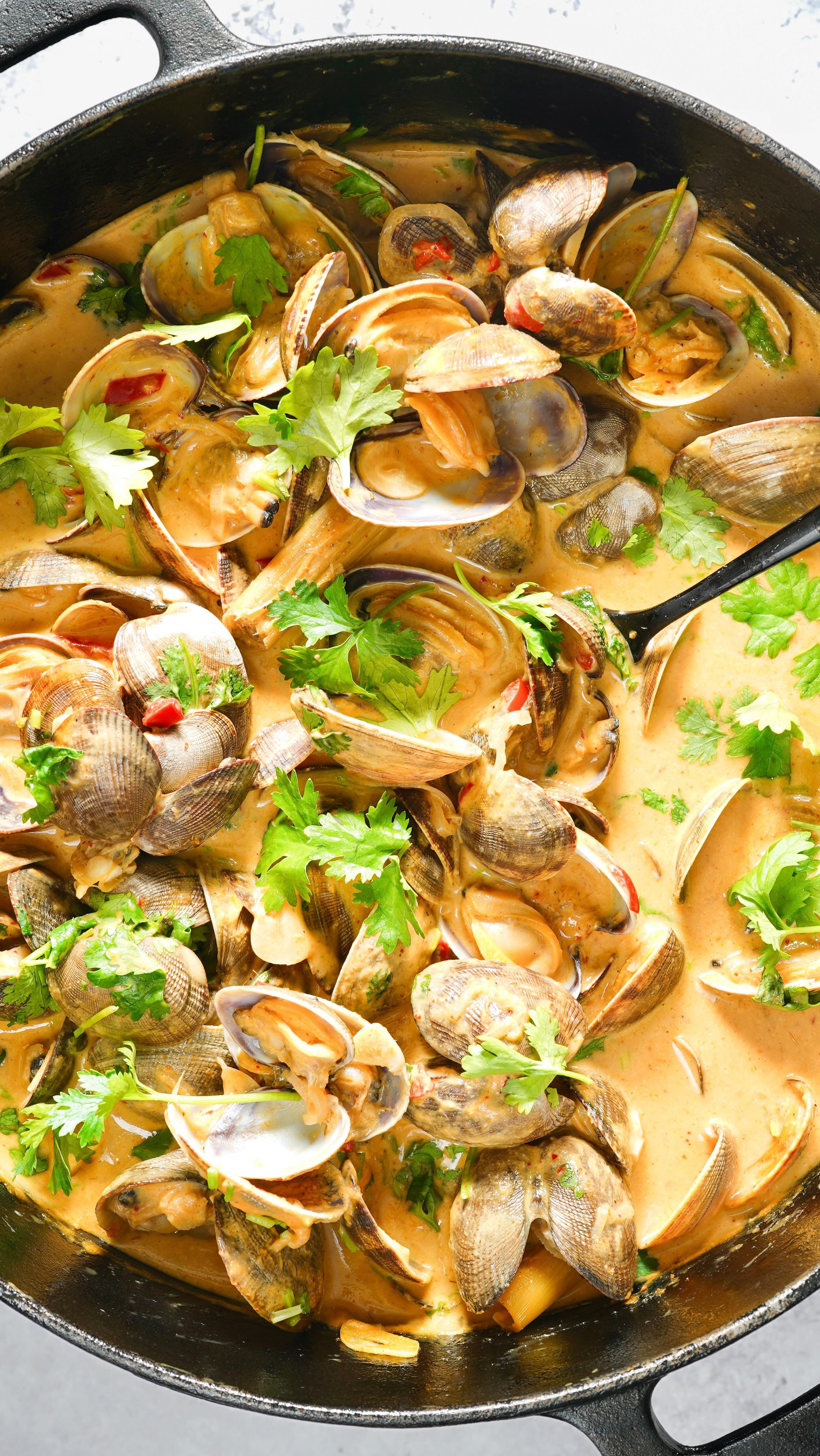 Amazing how just a few simple ingredients can bring the whole dinner table together. Coconut curry clams, anyone? 🥥🔪
#ForgeToTable #HandmadeKnives #seafood #clams #curry #knives #dinner
