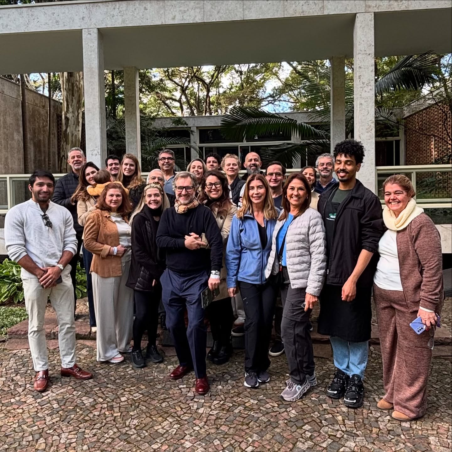 🌳✨ Cultura, história e natureza em um só lugar! ✨🌳
Neste final de semana, nossos moradores tiveram a oportunidade de participar de uma visita guiada especial à Fundação Maria Luisa e Oscar Americano, um verdadeiro tesouro cultural bem aqui na nossa região.
Entre obras de arte, arquitetura modernista e o verde encantador dos jardins, vivemos uma experiência enriquecedora — e o mais importante: juntos! 🤝
Foi um momento de conexão com a história do Brasil, de contemplação e de troca entre vizinhos que valorizam cultura, memória e qualidade de vida.
📸 Confira alguns registros dessa experiência inesquecível!
#RealParqueMelhor #CulturaÉVida #FundaçãoOscarAmericano #MoradoresUnidos #VisitaGuiada #ZonaSulSP