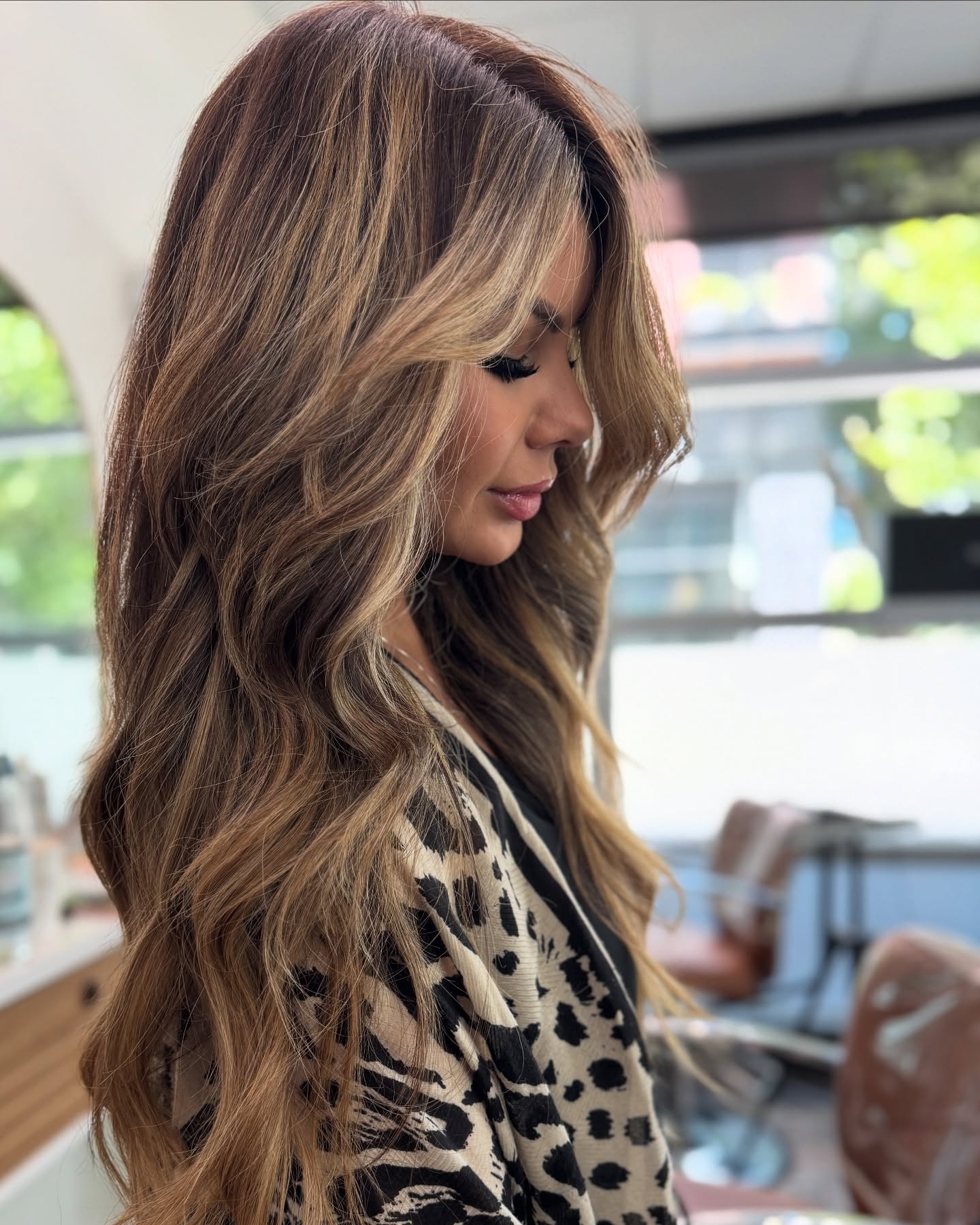 Can everyone grow hair back after hair loss?
Hair loss can mean different things from one head to another.
There are so many different reasons someone can experience loss and not everyone gets the chance to grow it back.
LUCKILY this babe could fill her hair out with extensions while her biological hair caught back up.
Hair extensions can help you through rough patches and bring some joy back into your everyday routine.