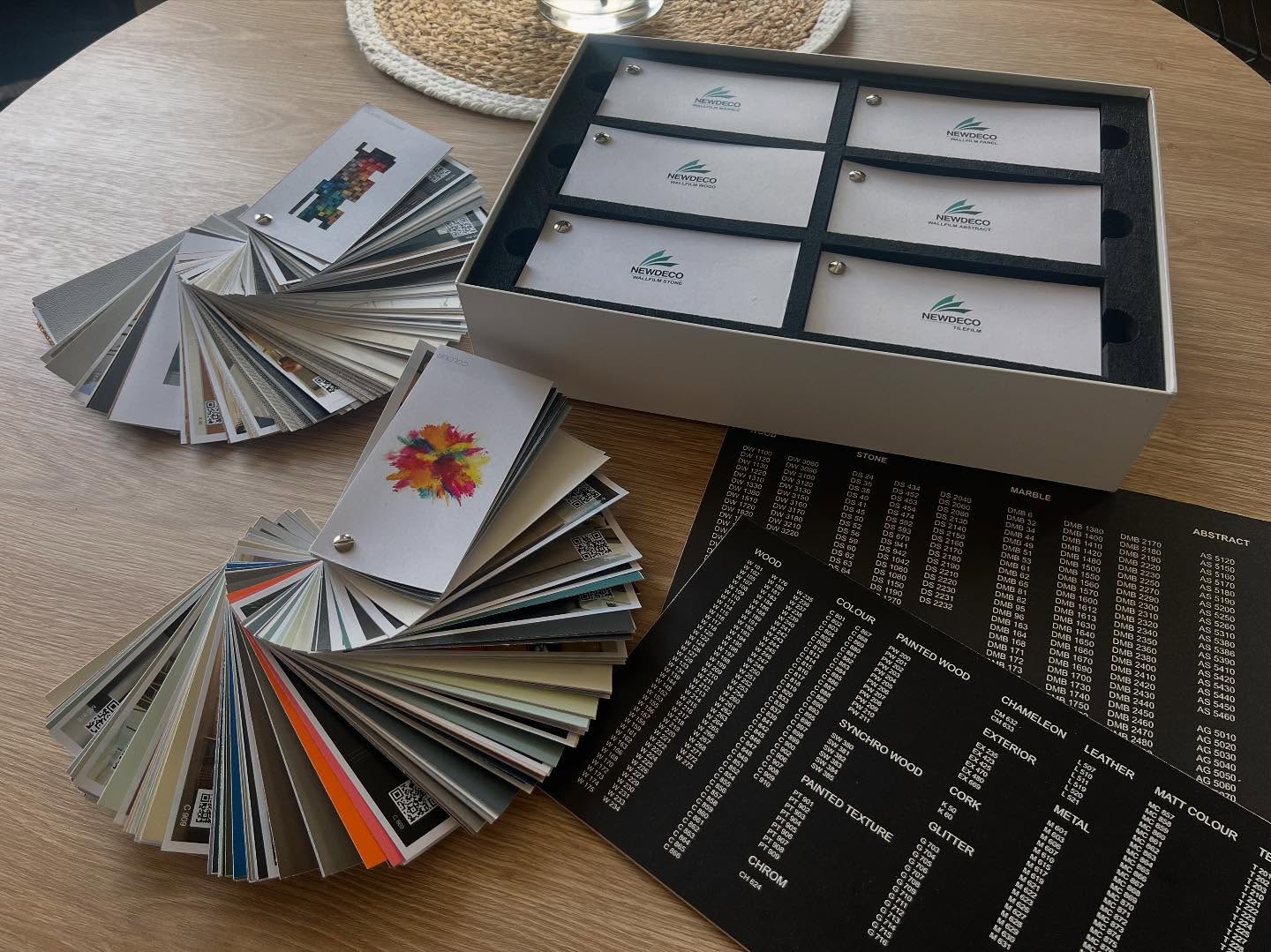 Een glimp van alle kleuren,patronen en afwerkingen die we beschikbaar hebben voor interieur en muur folie.
Benieuwd wat we voor u kunnen betekenen?
Neem contact met ons op!😄