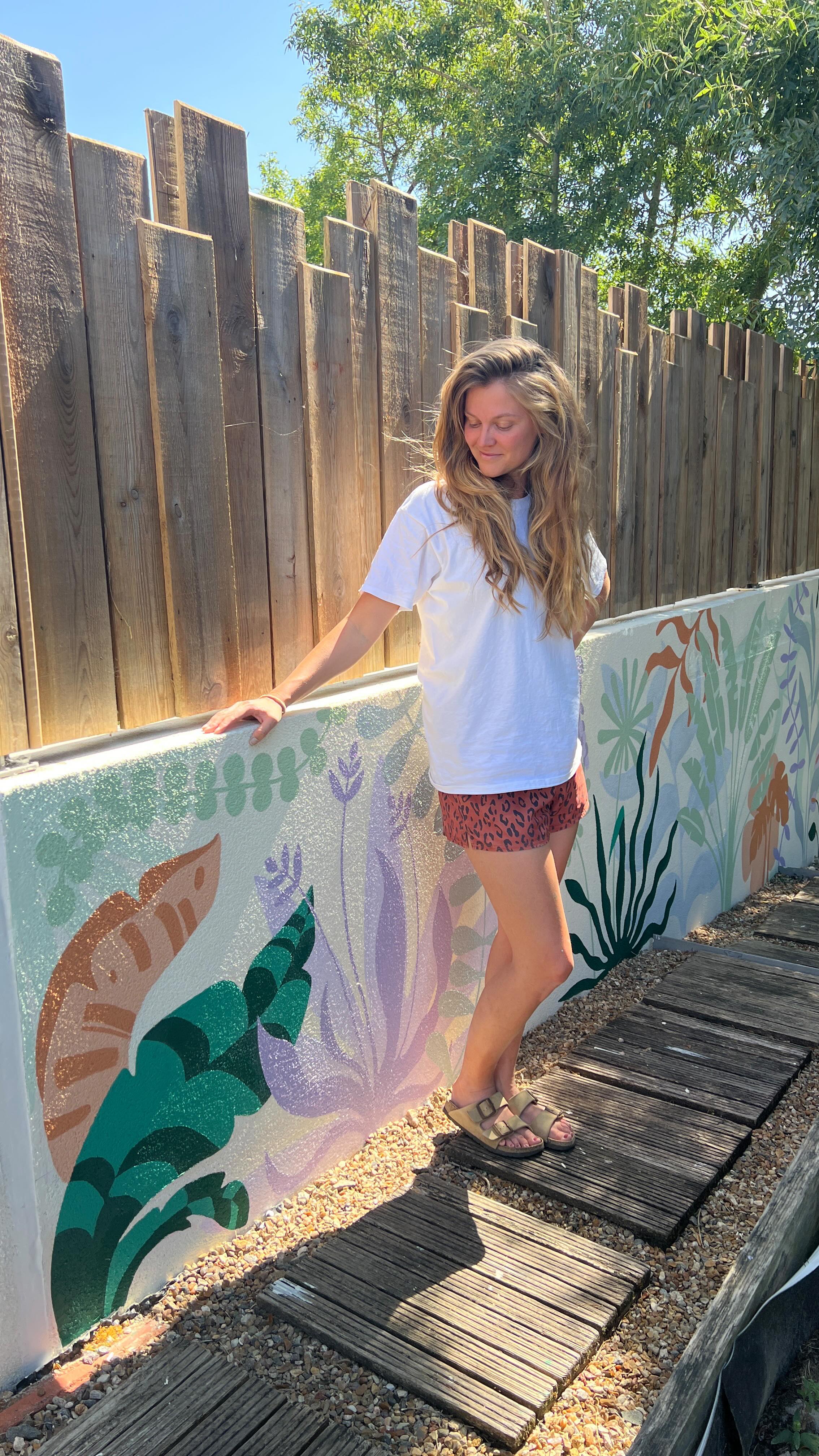 Nouvelle fresque terminée ! 🎨
3 jours de chantier sous le soleil pour transformer ce mur de jardin en un tableau vivant 🌸🌿
L’idée : créer un prolongement du jardin en mêlant inspirations provençales et tropicales. Des couleurs douces mais vibrantes pour apporter harmonie et dynamisme à la végétation.
Un immense merci à Jessica et à sa famille pour leur confiance et leur accueil 💛 Je suis vraiment fière du résultat… et je l’adoooore !
Envie d’une fresque intérieure ou extérieure, que vous soyez pro ou particulier ?
Je suis toujours à l’écoute de vos idées 🌈🎨
#fresquemurale #artmural #peinturemurale #jardinartistique #provence #tropicalvibes #artdanslejardin #muralartist #créationartistique