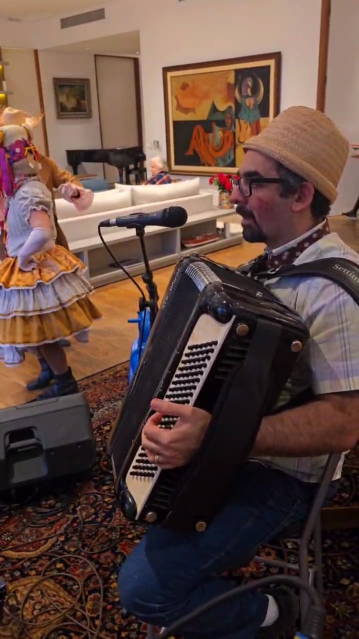 🎊 Formação Temática – Arraiá Músicas & Eventos 🌽
⠀
Se o seu evento pede bandeirinha, fogueira e muita alegria, a gente leva a trilha sonora perfeita!
Nossa formação junina mistura tradição, carisma e repertório animado — é forró, xote, baião e tudo que faz o coração bater no compasso do São João.
⠀
No repertório: Luiz Gonzaga, Dominguinhos, clássicos das festas juninas e versões forrozeiras que levantam qualquer salão.
⠀
🎤 Renata – Voz e triângulo
🎻 Zé – Sanfona
🪕 Marcus – Percussão e zabumba
🎸 Léo – Violão
⠀
📍 Uma produção Músicas & Eventos – Música ao vivo pra deixar seu arraiá completo!
⠀
📲 Chama a gente e faz do seu evento uma festa de verdade!
⠀
🔗 www.musicaseeventos.com.br
📩 musicaseeventos@gmail.com
📱 WhatsApp: (11) 98590-6903
📸 Instagram: @musicas.e.eventos