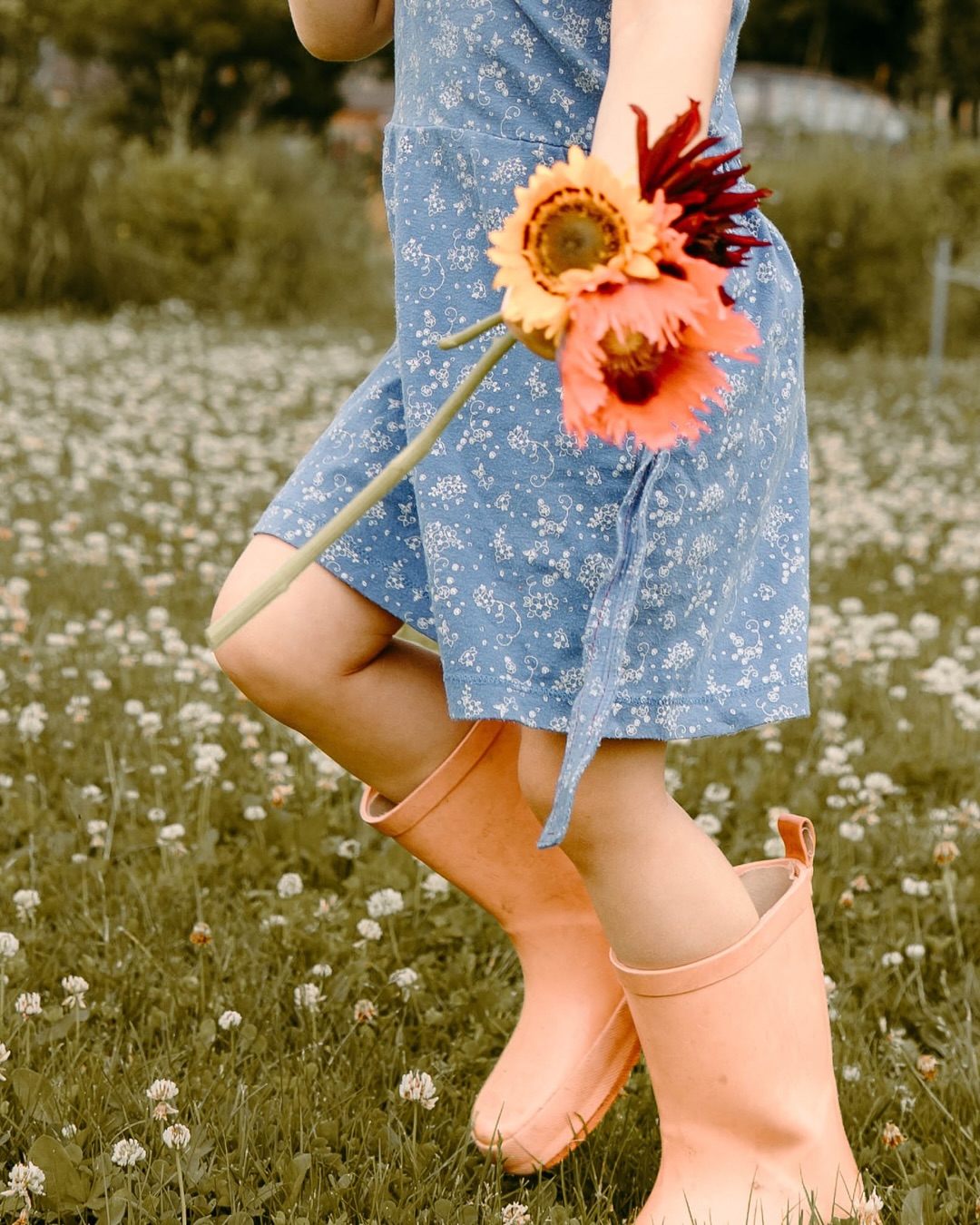 ✨ NIEUW: pluksessies deze zomer! ✨
Bloemetjes plukken met je kindje in een sfeervolle pluktuin 🌸
Kleine handjes die bloemen verzamelen, zandvoetjes, stralende gezichtjes...
Een moment van verwondering dat zó voorbij is, maar dat je nooit wilt vergeten.
Terwijl jullie genieten van elkaar en het moment, leg ik het voor je vast.
Puur. Speels. Ongeposeerd. Zoals jullie echt zijn.
📍 In een sfeervolle pluktuin
📅 Beschikbaar op meerdere momenten in juli, augustus & september
Twee opties:
🌼 15 minuten plukken & 10 foto's – boek uiterlijk 11 juli voor €95 daarna €115
🌿 45 minuten plukken, spelen & ontdekken met 25 foto's – boek uiterlijk 11 juli voor €175 daarna €195
Beperkte plekken beschikbaar.
Wil je deze zomer herinneringen maken én bewaren of heb je nog vragen?
Stuur me een berichtje of boek via de link in mijn bio 🤎
#Veenendaal #echtemomenten #bloemenfotoshoot #pluktuin #fotoshootveenendaal #fotoshootutrecht #fotosvanfloor