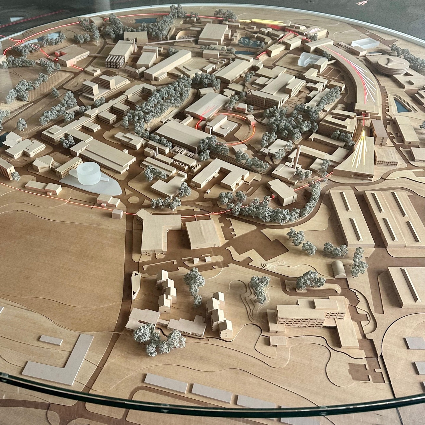 Großartige Nachrichten für das Desy und den Wissenschaftsstandort Hamburg! 🎉🔬🎉
Das geplante 4D-Röntgenmikroskop PETRA IV steht auf der Shortlist der umfangreichen Forschungsinfrastrukturen Deutschlands. PETRA IV konnte sich in einem langen und aufwändigen Auswahlprozess durchsetzen, bewertet von renommierten, internationalen Expert:innen. Insgesamt wurden 32 Vorhaben von 58 Trägereinrichtungen eingereicht, neun Forschungsinfrastrukturen sind nun ausgewählt worden, darunter auch das Neutrino Observatorium IceCube-Gen2, das ebenfalls unter Beteiligung des Desy erfolgreich war.
Herzlichen Glückwunsch! @follow.desy
Die heutige Entscheidung macht deutlich, dass in Hamburg absolute Spitzenforschung von nationaler Bedeutung stattfindet. 🎓
PETRA IV ist zentraler Bestandteil der Science City Bahrenfeld und soll internationale Spitzenforschung ermöglichen, Innovationen beschleunigen und neue Impulse für Medizin, Klima- und Energietechnologien setzen.
#PETRAIV #Forschung #Wissenschaft #Innovation #Hamburg #ScienceCityHamburg