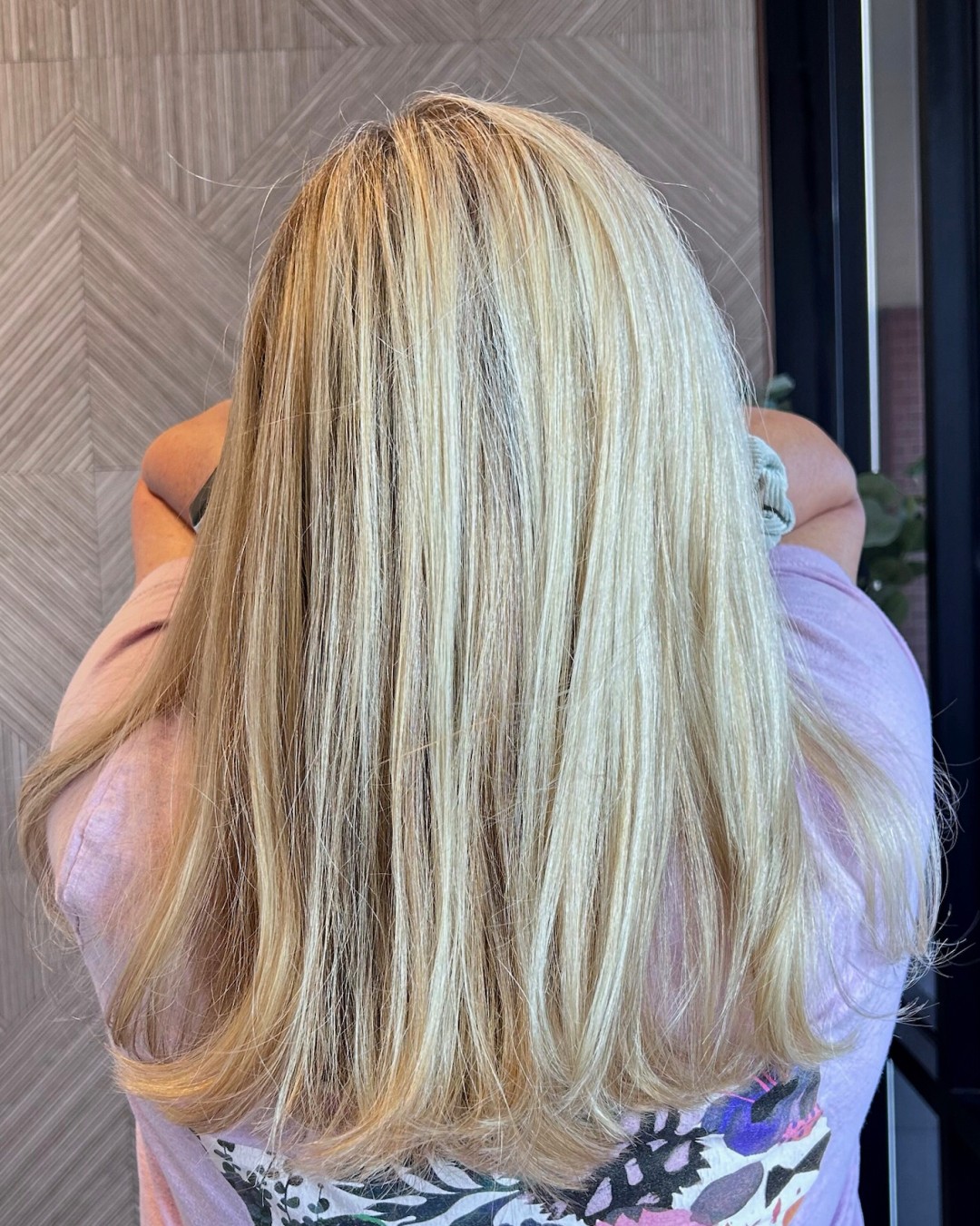 Raise a 🖐🏻🖐🏽🖐🏿 if you’ve ever been a victim of brassy highlights?
Listen, we’re raising our hands too! The good news is that we are PATIENT enough to make sure your blonde lifts out of that stage so you’re not left with an overly warm blonde.
Not only are we patient, we use lighteners with bond protection which keeps hair healthier and stronger thru the lifting process. And THEN, after all that protection, we also tone your hair, even if it’s just a clear shine glaze, to seal your cuticle and ensure SHINY, beautiful results.
Not all products are created equally, but rest assured the options we have in our tool belts will give you the very best results possible- every color, every time.
Hair by: @hairby_aliciar
.
.
.
.
.
#houstonhair #houstonhairstylist #houstonblonde #houstonsalon #houstonblondespecialist #cypresshair #cypresshairstylist #cypresstx #colescrossing #katytxhair #katytxhairstylist #townelake #townelakelife #blondehair #highlights #bridgeland #jerseyvillage