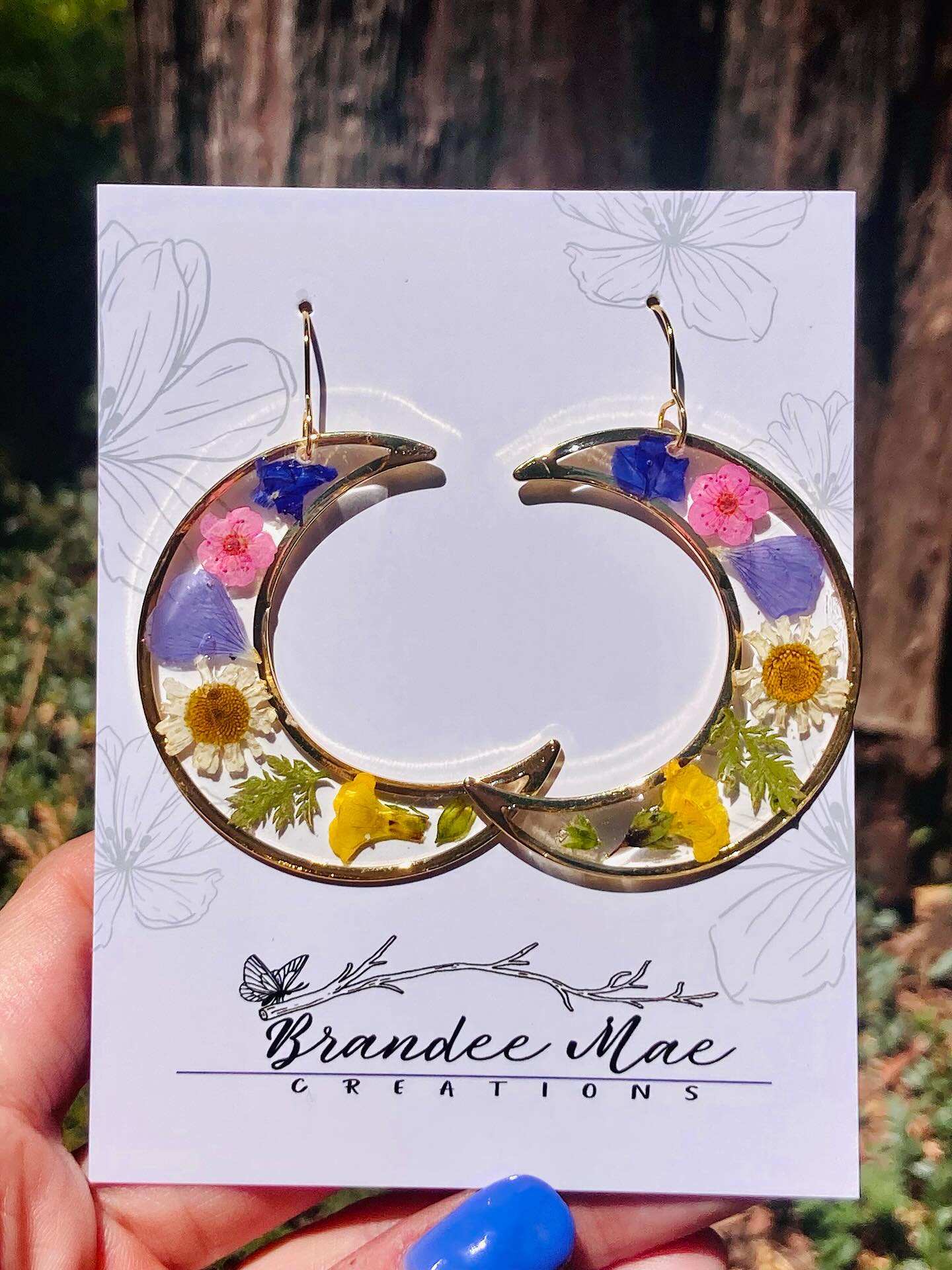 Large Moons with a mixture of matching botanicals in gold and silver. Only 3 pairs left of these 4. Message me to grab yours before they go to market tonight at Truckee Thursdays.
#brandeemaecreations #pressedflowerart #homemadejewery #homegrownflowers #botanicalart #resinartist #pressedflowerjewelry