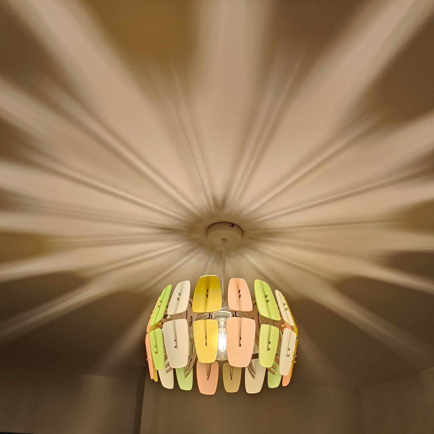 💡 Le luminaire, c’est bien plus qu’une source de lumière.
Avant de choisir, demandez-vous ce que vous souhaitez mettre en lumière, ce que vous voulez vraiment faire ressortir.
🔸Quelle intensité et quelle puissance seront adaptées à la pièce et à son usage ?
🔸Quelle ambiance voulez-vous créer ?
🔸Quelle forme ou quel style viendra sublimer votre intérieur ?
Un bon luminaire allie fonctionnalité et esthétique, pour un éclairage harmonieux et sur mesure.
✨ Suspension, lampe à poser, plafonnier, éclairage d’appoint… chaque choix a son importance.
👉 Une lumière bien choisie ne se contente pas d’éclairer : elle sublime un espace, valorise un objet, crée une atmosphère.
Elle transforme votre intérieur et influence votre bien-être au quotidien.
#architectedinterieur #renovation #luminaire #ambiance #deco