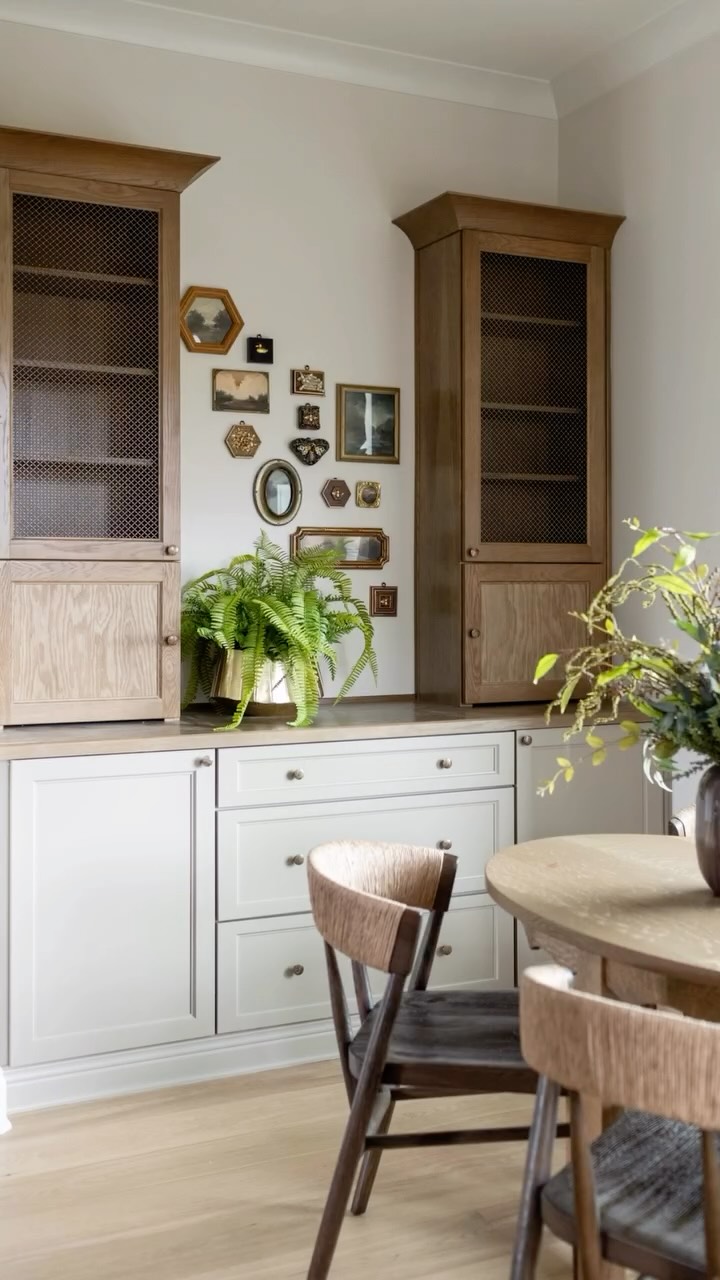 A study in scale, story, and sentiment. This little gallery wall pulls more weight than you’d think〰️layered with charm, history, and just the right amount of patina.
Proof that even the smallest art can make the biggest impact.
Builder: @dickensbuilt
Photography: @jennifer.saltsman.photography
Art: @wellonart
#art #collected #collectedhome #homedesign #interiordesign #home #interiorinspo #interiors #interiorinspiration #customhomedesign #customhomes #designwithintention #homedetails #interiordesigner #museumbees #interiordecor #wallart #thelittlethings #details #detailsmatter #thoughtfuldesign #livedinluxury #vintage #antique