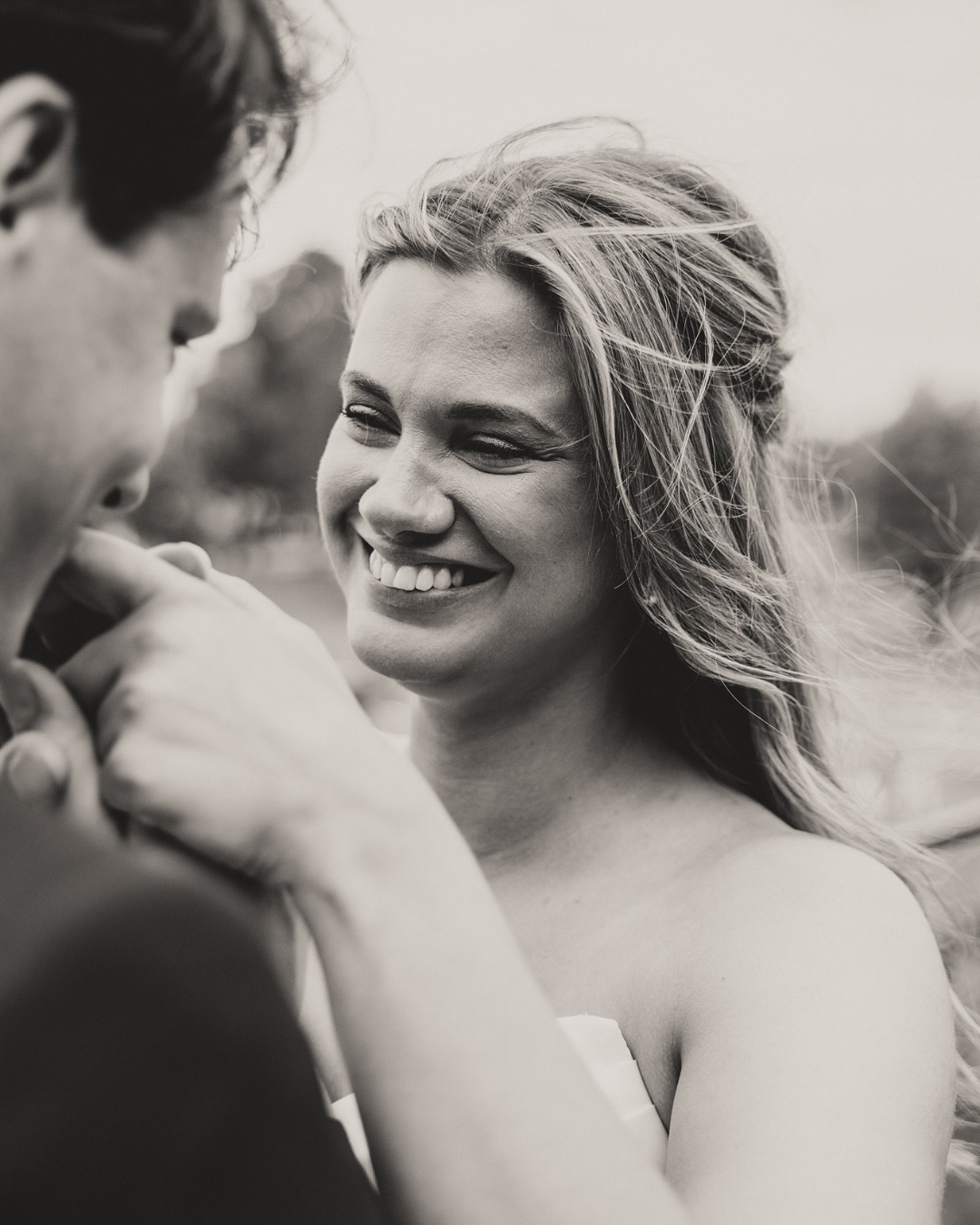 Eftersom att denna sommar inte har varit toppen har det blivit några regniga bröllop, men det gör verkligen ingenting! Sånt går alltid att lösa, t ex med paraplyer, extra skor, tält, fota under tak eller stora träd eller helt enkelt inomhus. Som detta härliga bröllop för några veckor sedan, då Ann och Kristoffer sa ja till varandra 🥰
En härlig dag som började med fotografering på hotellet och vigseln som skulle vara ute, blev istället inne i logen där middag och fest sen skulle hållas. En jättebra lösning som blev en mysig stund för alla. Så himla fint! 😍
Viktigast av allt; det är inte vädret som avgör hur dagen känns - det är ni. Så länge ni har kul, kramas och myser, inte tänker för mycket på om något blir smutsigt och bara har det härligt tillsammans med era gäster så blir dagen helt fantastisk, oavsett väder! 🧡
#bröllopsfotograf #bröllopsfotograföstersund #bröllopsfotografjämtland #fotografjämtlandhärjedalen #fotograföstersund #fotografjämtland #östersund #jämtland #bröllopsinspiration #bröllop2025 #bröllop2026 #bröllopjämtland #bröllopöstersund