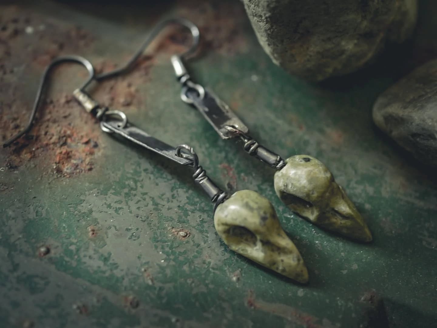 Earrings with carved bird-skull from a rock found in Ottonträsk, northern Sweden #norrland.
Sterling silver, blackened with boiled egg.
.
#wabisabi #wabisabimaker #rockcarving #birdskull
