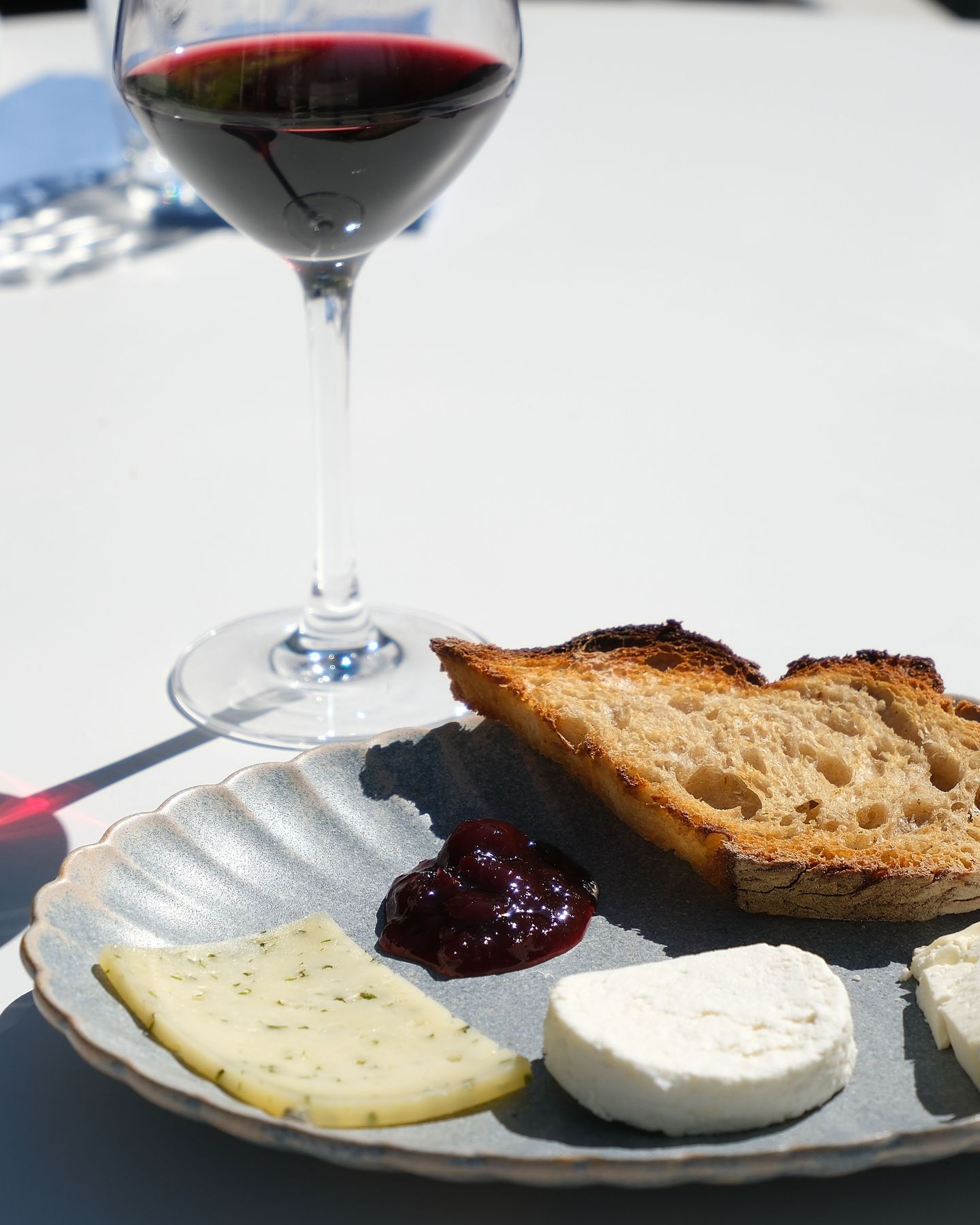 Fromages affinés, pain doré, confiture ensoleillée et verre de rouge, l’élégance d’un repas d’été à la française ☀️
*L'abus d'alcool est dangereux pour la santé, à consommer avec modération
#lebelvédère,brasseriecontemporaine