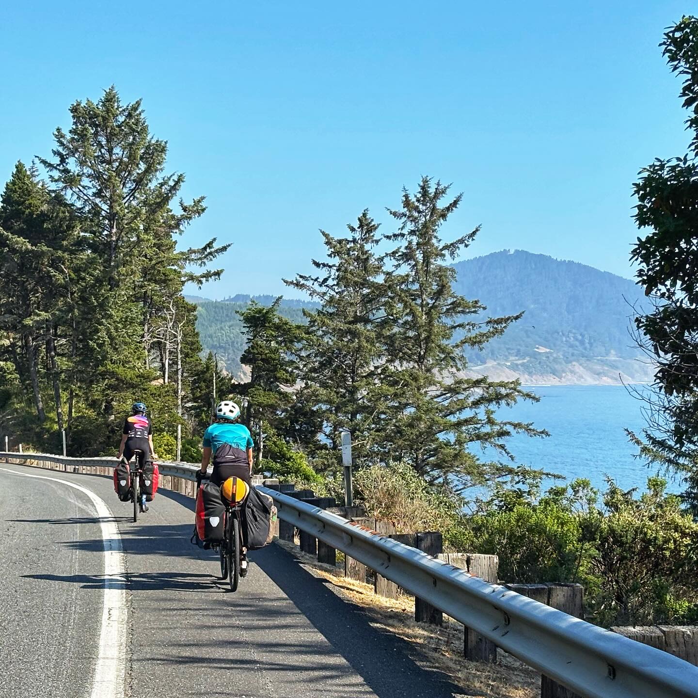 An awesome two days on the Oregon Coast - a day off in Coos Bay to kayak, paddle board, read and eat constantly, and then a great ride today through to Humbug Mountain State Park. The wind has been at our backs and the views certainly do not disappoint! Our speedy little peloton is flying :)
#oregon #oregoncoast #oregoncoastbikeroute #bikepacking #biketouring