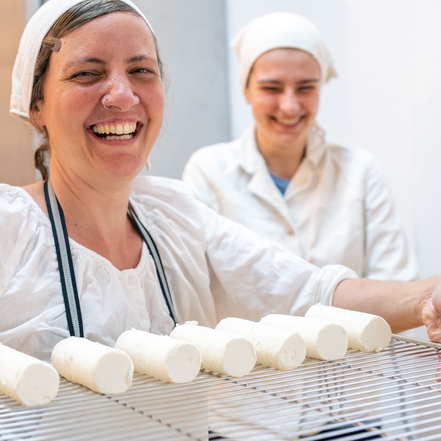 Genussfestival 2025:
Wir feiern eine genussvolle Premiere:
Die Gemeinschaft Schloss Blumenthal kommt nach Pfaffenhofen – und bringt ihre Spezialitäten vom Biohof direkt auf den Wochenmarkt!
💥 Ziegenmilch & Ziegenkäse
💥 hin- und wieder Fleisch von glücklichen Weideschweinen
💥 Und noch viel mehr echtes Blumenthal-Feeling
👉 Zum allerersten Mal bei uns – und nur für Euch zum
🌿 Genussfestival am Samstag, 12.07.
🕘 9:00–12:30 Uhr
📍 Stadtstrand Wochenmarkt
Kommt vorbei, probiert euch durch – und bringt eure Freunde mit! 💚