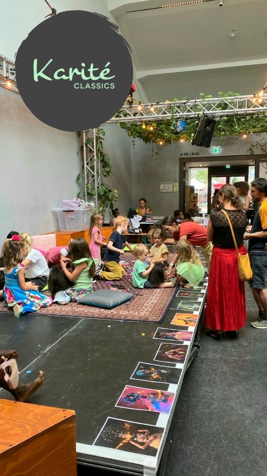 "AfroZauber" am 6.Juli im Karlstorbahnhof ✨️💫
Unser offenes Workshop-Konzept "AfroZauber"🧚🏽♀️ ist ein kreativer Raum, in dem Kinder die Schönheit und Vielfalt von Afrolocken entdecken und zelebrieren können. Ziel des Workshops ist es, Kinder in ihrer Individualität zu stärken, und Diversität sowie Repräsentation kindgerecht sichtbar und erlebbar zu machen.
📅 Unser nächster Workshop in Heidelberg ist für den 21. September geplant. Infos folgen hier und auf unserer Website www.kariteclassics.com (den Link findet ihr in der Bio)
#afrokids #afrolocken #lockenpflege #diversität #repräsentation #empowermentfürkinder #afrozauber #kinderworkshop #heidelbergcity #karlstorbahnhof #heidelbergsüdstadt #heidelbergmitkind #eineweltzentrumheidelberg #afrikatageheidelbergmannheim