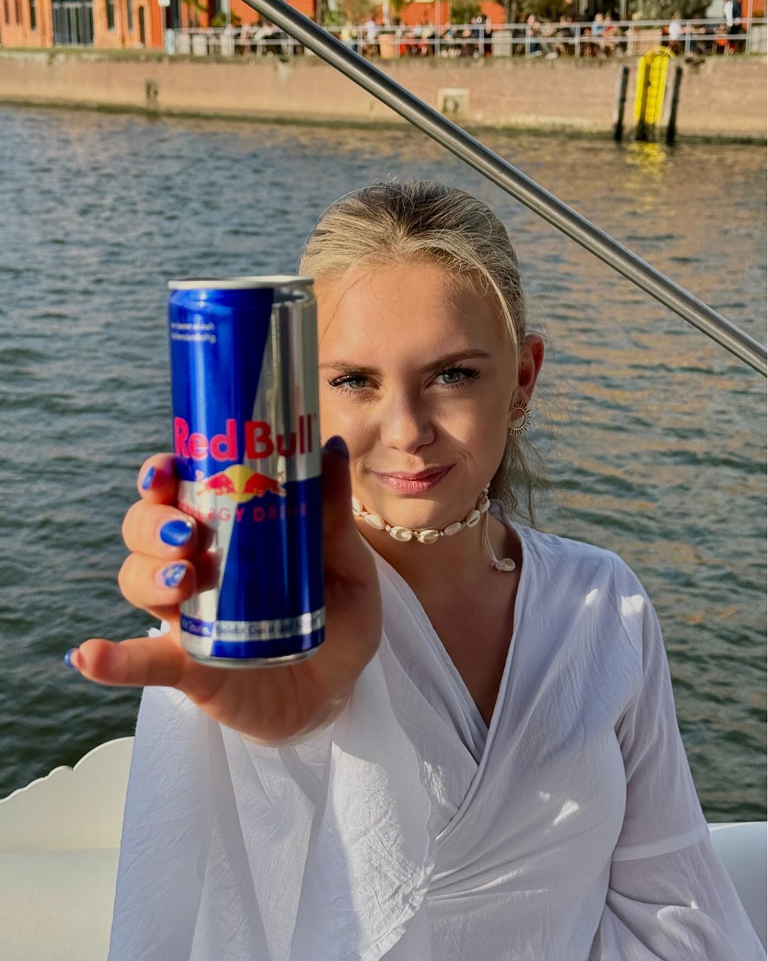 Lautes Lachen, leichtes Leben – Mit den Lieblingsmenschen am Start und ‚nem Red Bull in der Hand läuft der Abend wie von selbst. 👯♀️🎉 An welche Lieblingsmenschen denkst du? 😍
#together #lieblingsmenschen #strandsalon