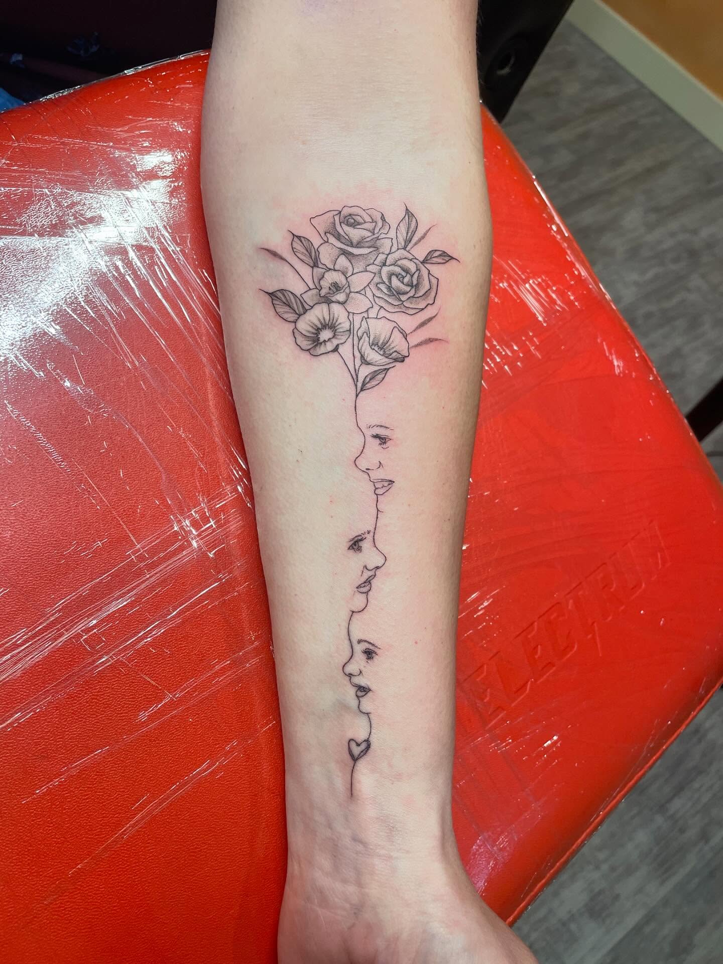 Sweet faces 👼🥹
#ottawa #tattoo #ottawatattoo #fineline #singleneedletattoo #portraittattoo #birthflower