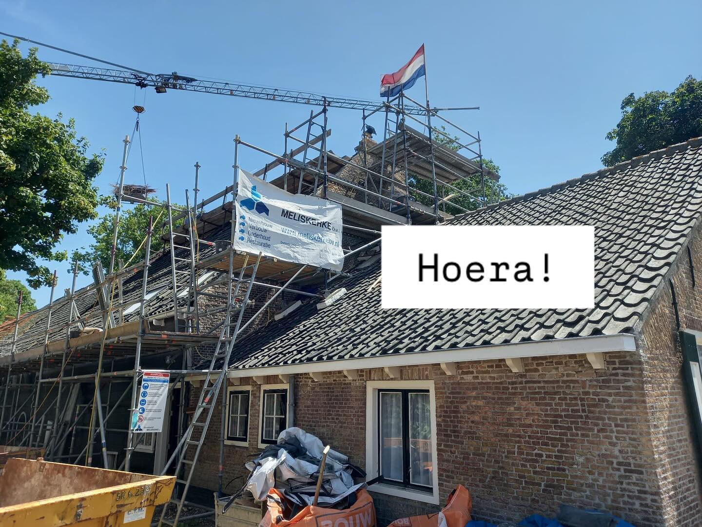 🇳🇱 🥳 De vlag hing uit vandaag: het hoogste punt is bereikt! 🍰 Taart bij de bouwvergadering. Dank voor al het harde werk 💪
#bouwbedrijfmeliskerke #rothuizenarchitecten #holgerdekat #restauratie
