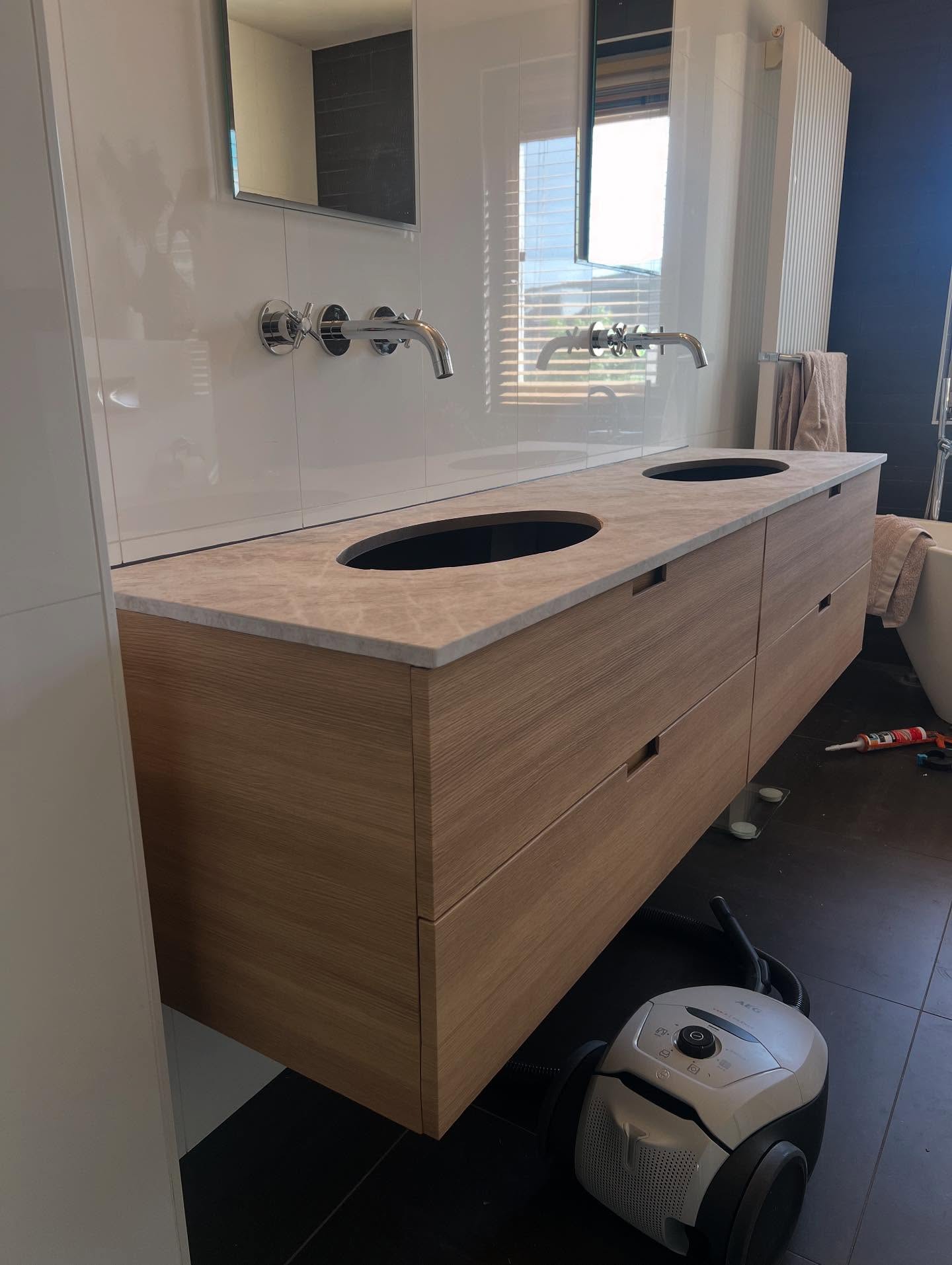 WOW 🤩, wat een verschil dit badmeubel had wat beschadigingen, een wrap kan dan een mooie oplossing zijn.
Hij ziet er weer als nieuw uit.
Nieuwsgierig geworden? Neem contact met ons op voor de mogelijkheden.