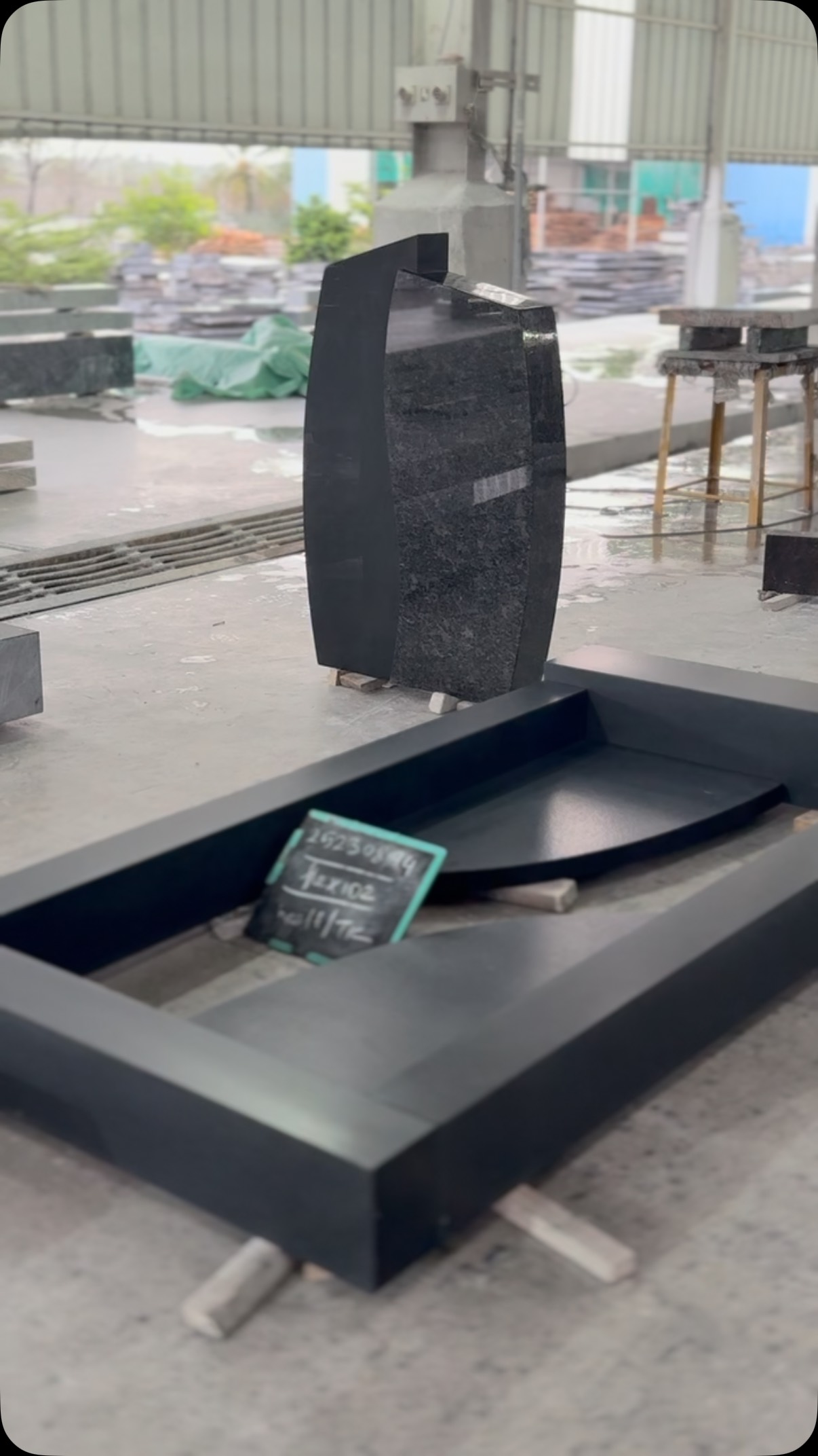 Steel grey and Absolute black in leather finish!
#monumentmanufacturersindia #granitemanufacturers #granitecemetryproducts #graniteexporters #gravestone #friedhof #absoluteblack #granitequarry #friedhof