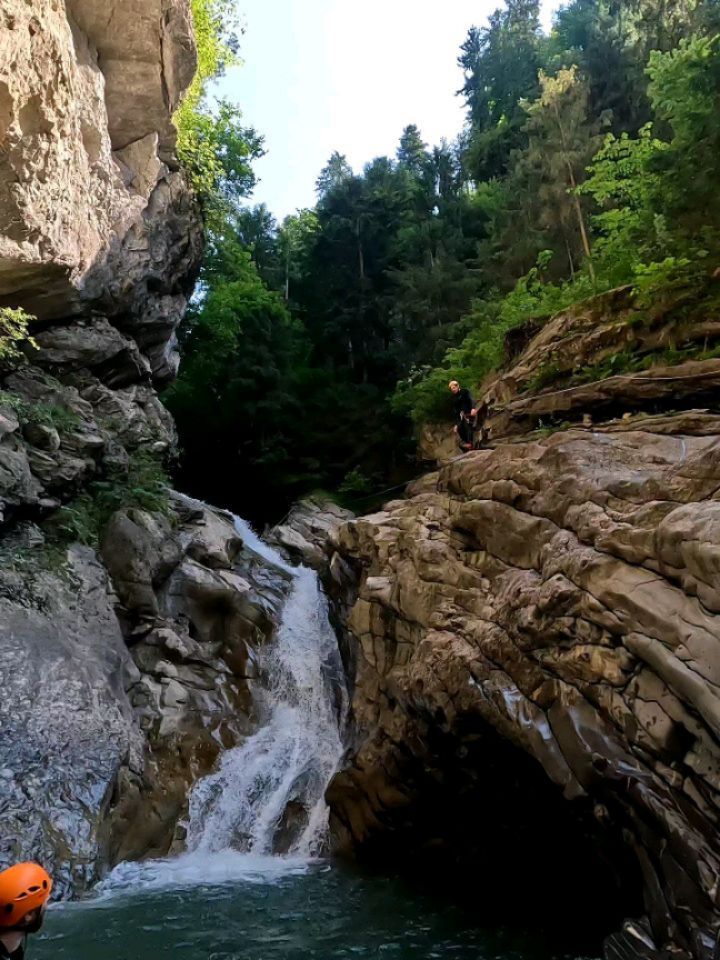Lets gooo ⚡️
#canyoning #outdoorfun #wasser #springen #rutschen #visitvorarlberg #dornbirn #kobelach #outdooradventures