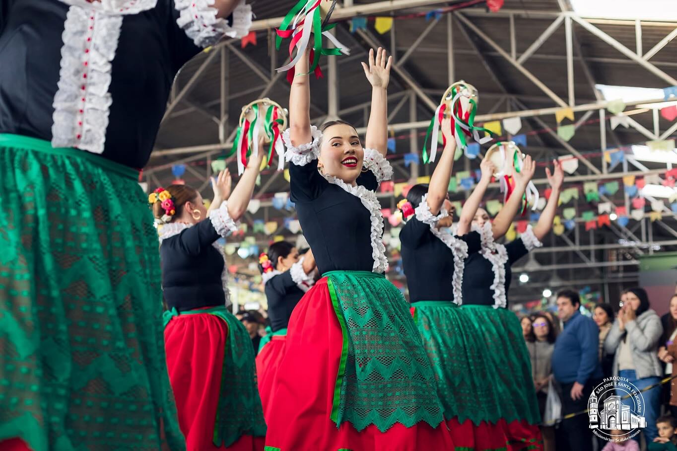 O segundo dia da Festa do Frango, Polenta e Vinho foi de cultura e muita música em Santa Felicidade!
A Festa foi marcada por uma programação vibrante e diversificada, que animou o público do início ao fim!
🇮🇹 Tivemos apresentações de danças folclóricas italianas, que encantaram com suas cores, passos e tradição.
🎤 A música embalou a tarde com shows que passaram pela alegria da música italiana, o romantismo do sertanejo, a autenticidade da moda de viola e, para fechar com chave de ouro, uma banda de rock e pop nacional que colocou todo mundo pra cantar junto!
👏 Foi um dia de celebrar nossas raízes, reunir famílias e amigos e criar memórias inesquecíveis.
📸 Confira no álbum os registros desse sábado especial e venha viver a festa com a gente!
#FestaDoFrangoPolentaEVinho #SantaFelicidade #CulturaItaliana #TradiçãoEAlegria #ModaDeViola #Sertanejo #RockNacional #VemPraFesta #FrangoPolentaEVinho2025