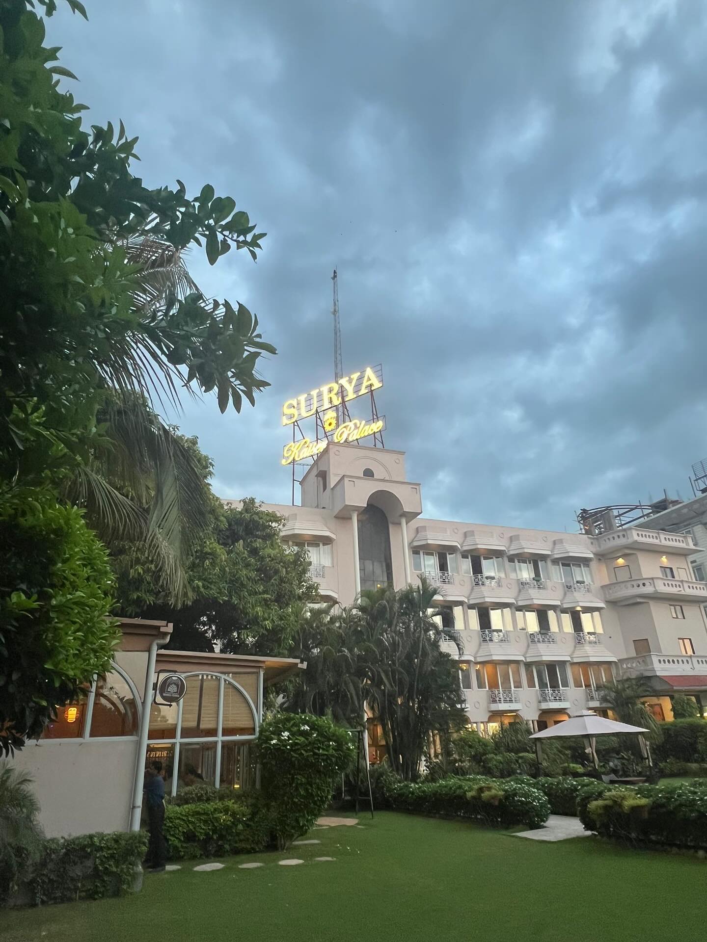 Sunset right before the rain came
@mangiferravns
Canton Royale, located inside Surya Kaiser Palace
Reservation 9453332566 / 6307338624
#canton #cantonroyal #cantonroyale #varanasirestaurant #hotelsurya #suryakaiserpalace #igreach #explore #feed #igtrends