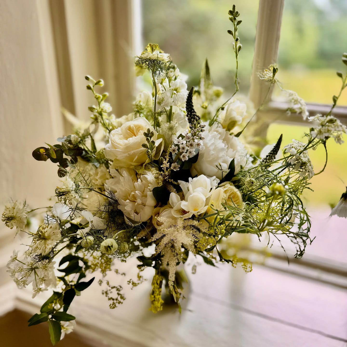 The morning light is perfect in the bar lounge, which helps capture the beauty of how Don has gathered his choice of summer flowers for this meadow style bridal bouquet. Just resting and waiting for Grace to see before her wedding ceremony, Saturday 5th July 2025 at @estatekingston
#totnesflorist #devonflorist #devonwedding #ivoryflowers #whiteflowers #whitebridalbouquet