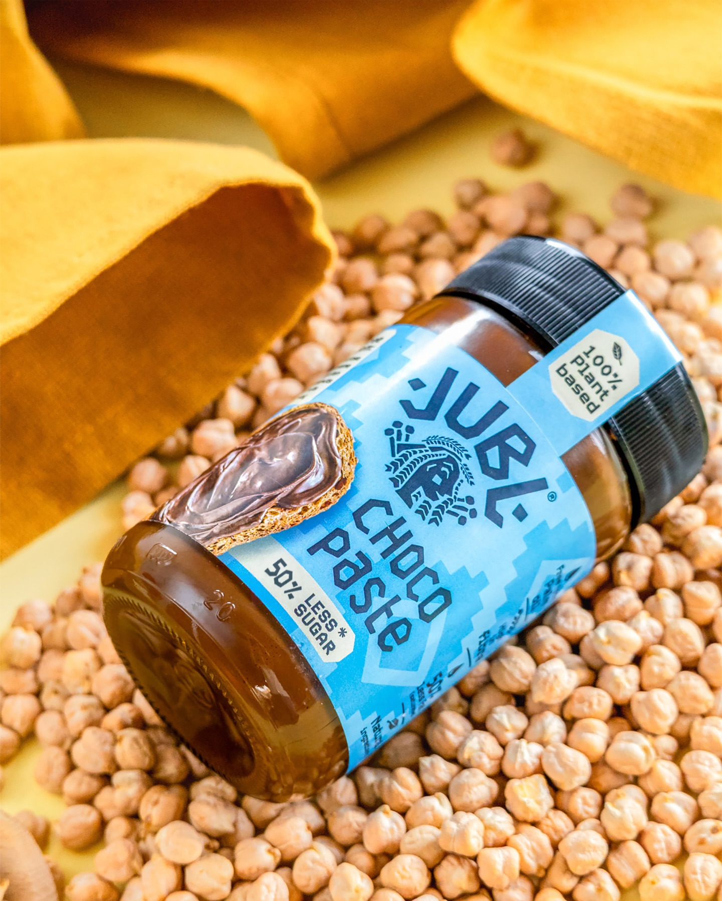 Wist je dat je hier naar 40% kikkererwten zit te kijken? 👀
Smaakt naar chocopasta… maar zit stiekem boordevol peulvruchten. Smeuïg, verrassend én een slimme keuze volgens het Voedingscentrum! 💙
#chocopasta #mindersuiker #allergeenvrij #gezondergenieten #broodbeleg #plantaardig