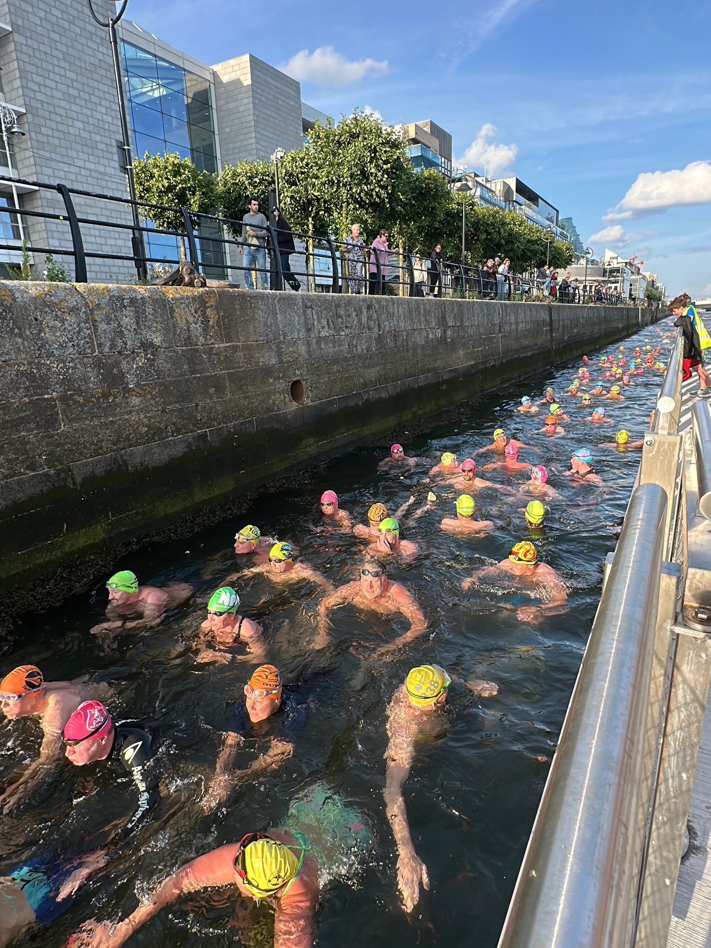 Thursday evening race and the Liffey rehearsal! 😂
What a fantastic new location at the Dublin Docklands Watersports Centre – iconic views, good vibes, and the sport we love. 🏊♂️🌇
Why not swap the desk for a dip after a long day at the office?
Big thanks to @leinsteropensea and @swan_swimming_club for bringing us there, and amazing to see such a great turnout — all for a good cause! 💙👏
#sandycovesc #leinsteropensea #seaswimmingireland #DublinDocklands #AfterWorkSwim #SwimForCharity #LiffeyPrep #OpenWaterVibes