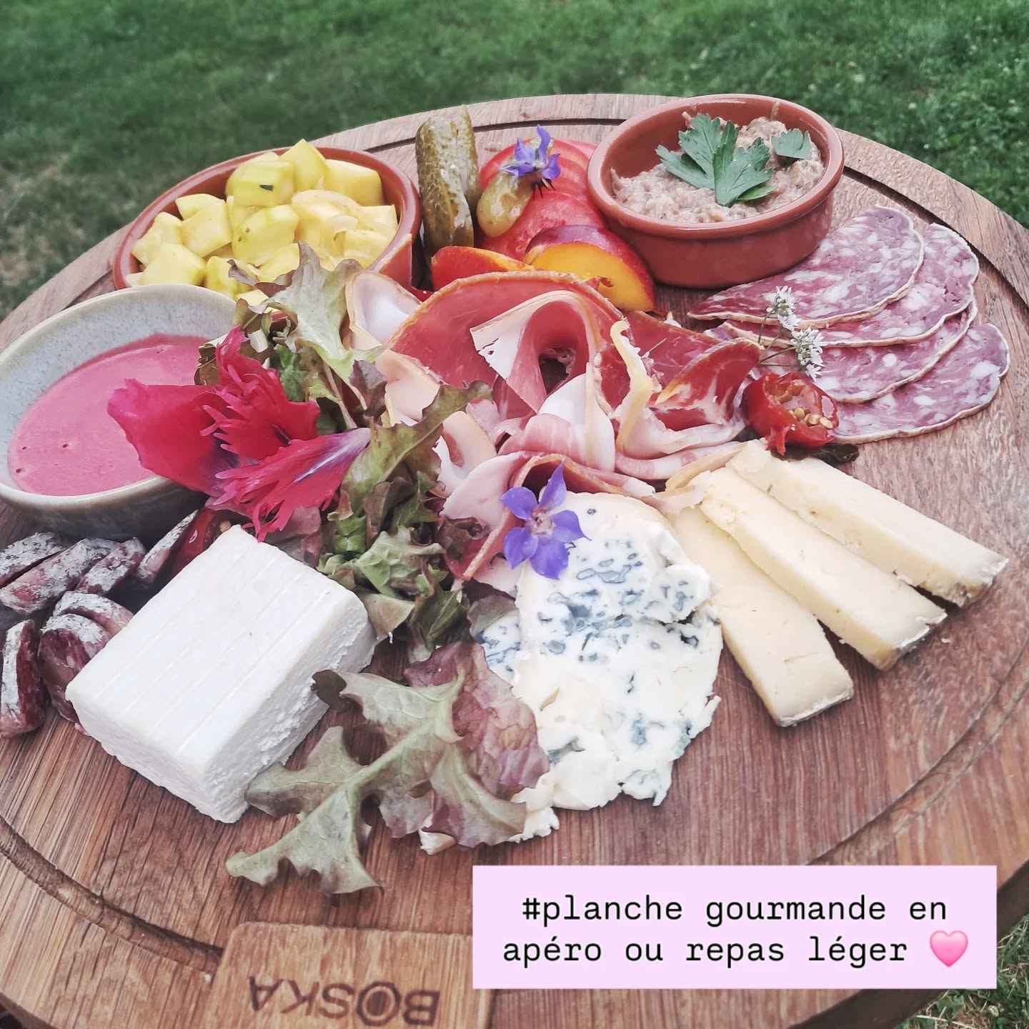 Pour deux personnes à partager quelques charcuteries et fromages de pays avec des condiments gourmands pour l'été : tzatziki de betterave, courgettes aigre douce, petits cornichons et fruits et fleurs de saison.
#plancheapartager #homestead #plaisirssimples #couleursdelété #douceurdevivre #auclairdelasource #lanarce