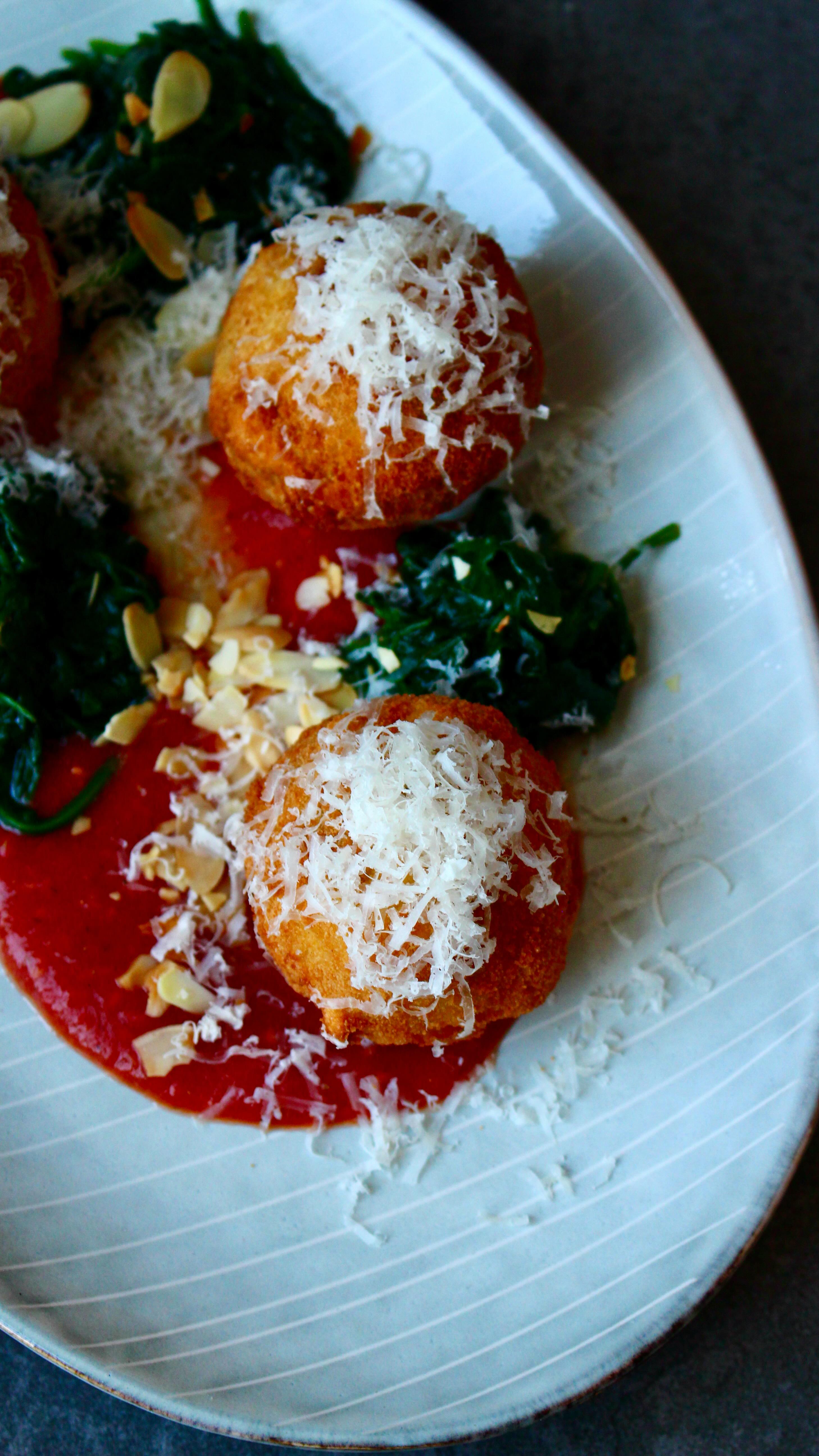 Crispy Arancini on Tomato Sauce with Spinach & Almond Crunch – Pure Italian Pleasure 🇮🇹🍅🌿
#arancini #cheeselovers #vegetariana #italianfoodporn #vegetarianismo #italianfoodbloggers #italianfoodlover #italianstreetfood #fooditalian #italiancomfortfood #vegetarianoptions #vegetarianfoodie #cheesetarts #italianfoodstyle #vegetarianfoods #vegetarian #cheese #italianfood #vegetarianrecipes #cheeselover #vegetariancuisine #foodforflexitarians #tomatosauce #almondcrispy #freshspinach #creamycheese #friedfood