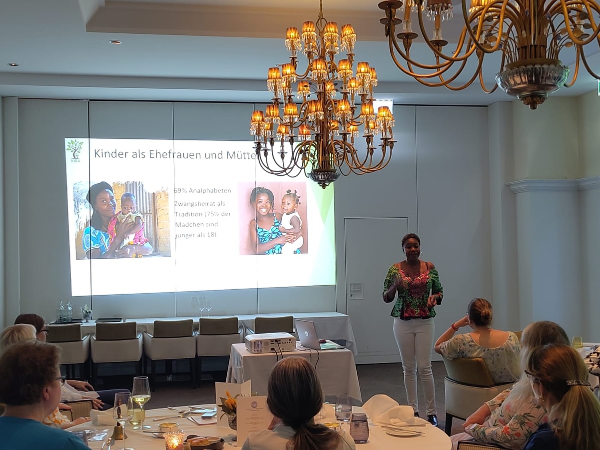 Gemeinsam für Frauen, Bildung und Empowerment 💛🤝
Vor Kurzem durfte unsere Gründerin Saran Mischol beim Soroptimist International Club Bad Ragaz zu Gast sein - einer inspirierenden Gemeinschaft engagierter Frauen, die sich weltweit für Bildung, Menschenrechte und die Stärkung der Frau einsetzen. 🌍👩🏽🎓
Was KIRA mit Soroptimist verbindet?
Der Glaube daran, dass Bildung Leben verändert. Dass jede Frau, unabhängig von Herkunft oder sozialem Hintergrund, das Recht auf Chancen, Wissen und Selbstbestimmung hat. Und dass wir gemeinsam mehr bewegen können.
Danke an @soroptimist_badragaz für den offenen Austausch und euer ehrliches Interesse an unserer Arbeit. Wir freuen uns auf den weiteren Dialog! 🙏🏽💬
#KIRA #Soroptimist #Soroptimistclubbadragaz #FrauenFördernFrauen #BildungVerändert #ChancenSchaffen #Empowerment #SocialImpact #Schneiderlehre #Guinea #womensupportingwomen