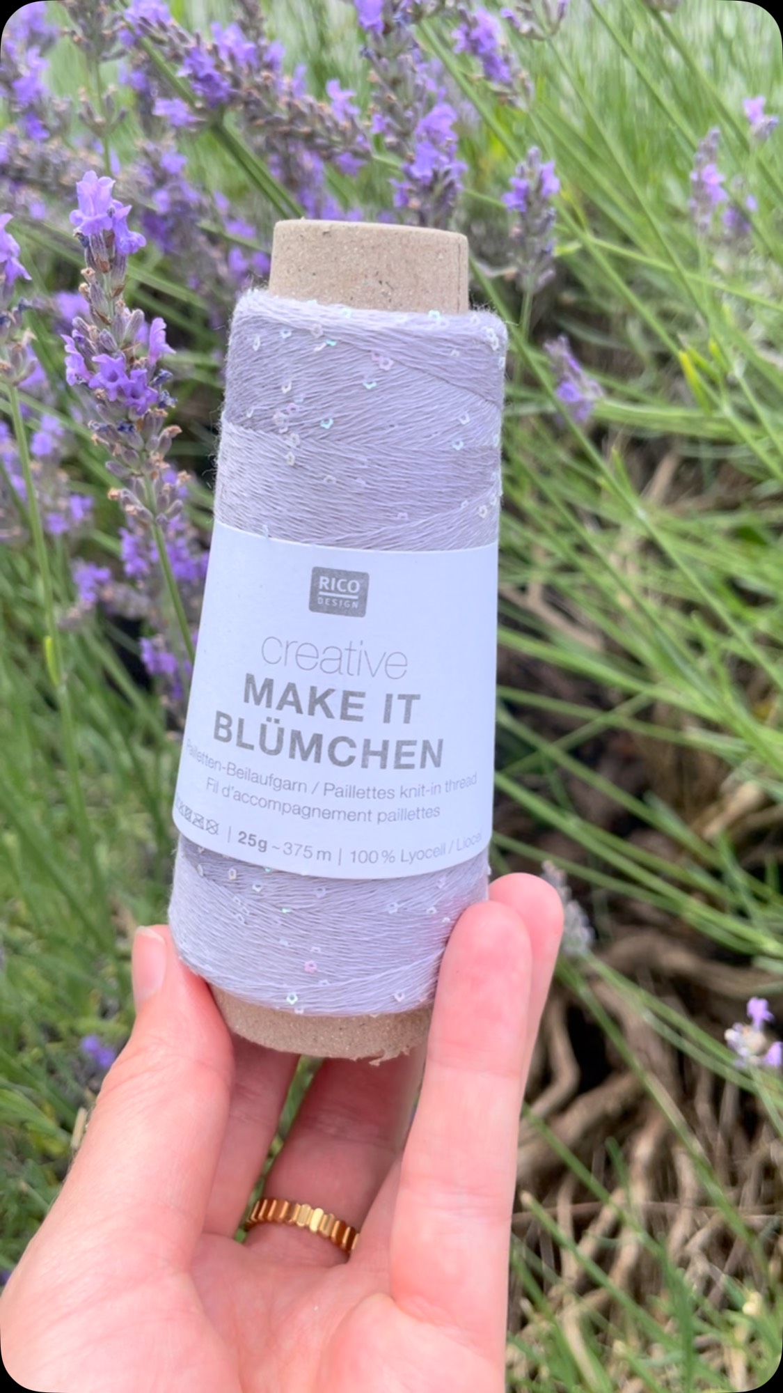 MAKE IT BLÜMCHEN! 🌸
Das neue Beilaufgarn von Rico ist eingetroffen!
Feine, kleine Blümchen auf einem leichten Garn ✨ – perfekt als Highlight in deinen Projekten.
Die Blümchen sind farblich auf das Garn abgestimmt – nicht zu viel, nicht zu wenig.
Und ja: Der Kratztest wurde bestanden! 😄
Überzeugt euch gern selbst – im Laden oder diesen Samstag am Nachtbazar!
🌸25 g
🌸375 Laufmeter
🌸4.90 CHF pro Kone
🌸 Sechs sommerliche Farben – bringen Glamour in jede Wolle!
Ich freu mich auf eure blumigen Kunstwerke
#blümchenliebe #beilaufgarn #handarbeit #strickenmachtglücklich #nähenmachtspass #sommergarn #ricodesign #nachtbazar #blumenkunst #yarnlove #fibreatelier