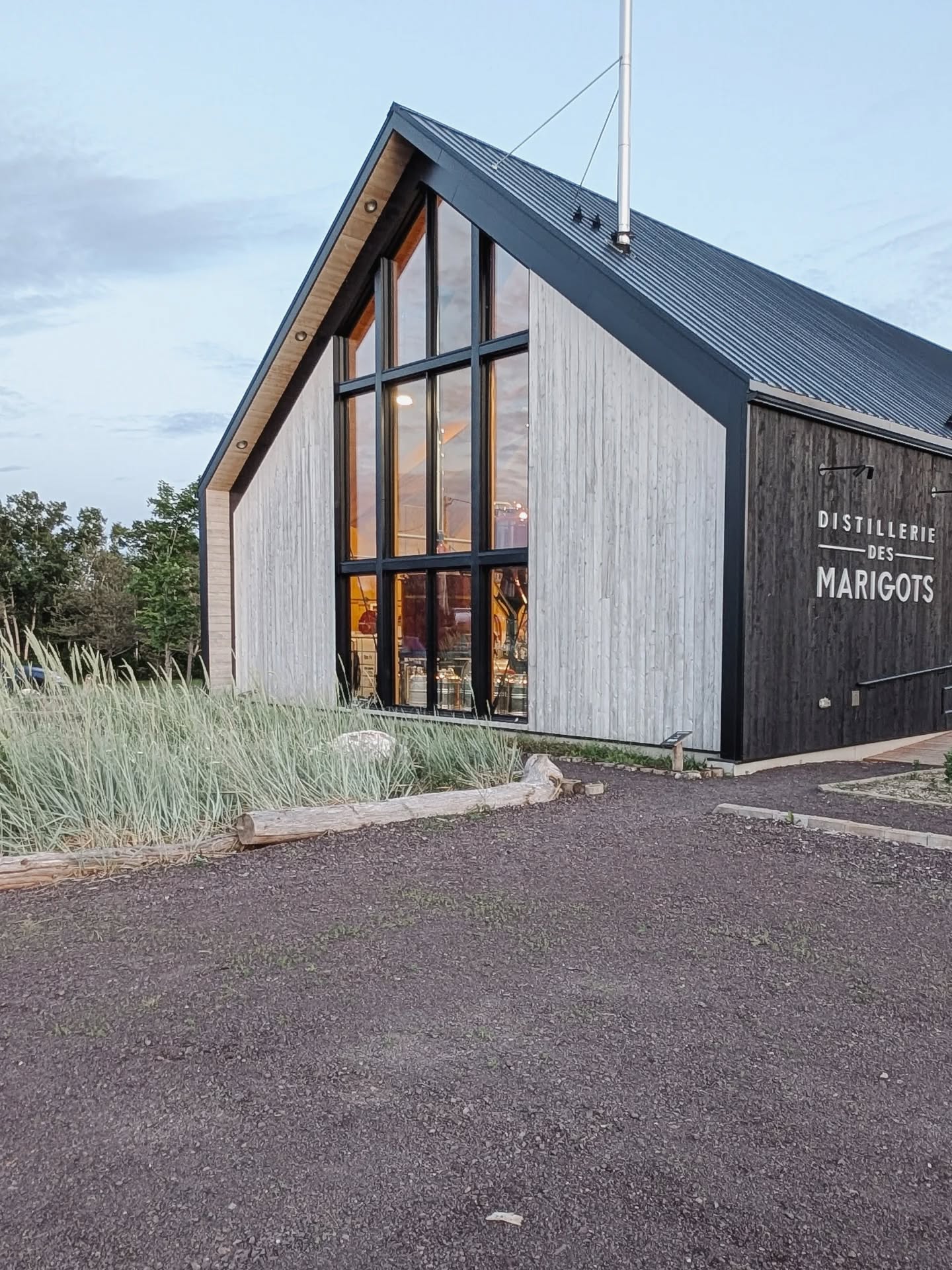 Un week-end de pause, c’est :
🥃 Vivre un atelier de dégustation avec @voyageautourdugin , à la @distilleriedesmarigots . Joseph, le propriétaire, nous a même présenté leur tout premier whisky… quelle belle expérience gustative !
🥪 Savourer les saveurs d’ici au café @la.rassembleuse de Caplan. Leurs sandwichs et leurs boissons sont MIAM.
🧺 Faire le plein de produits locaux à @lintegraleepicerie de New Richmond, ainsi qu'à la @lafermebourdages .
🍋 Préparer 4 litres de limonade à la rhubarbe avec ce qu’on a trouvé, récolter mes fines herbes et finir ça autour d’un steak sur le feu, un dimanche.
Reconnaissante de vivre ici. ✨