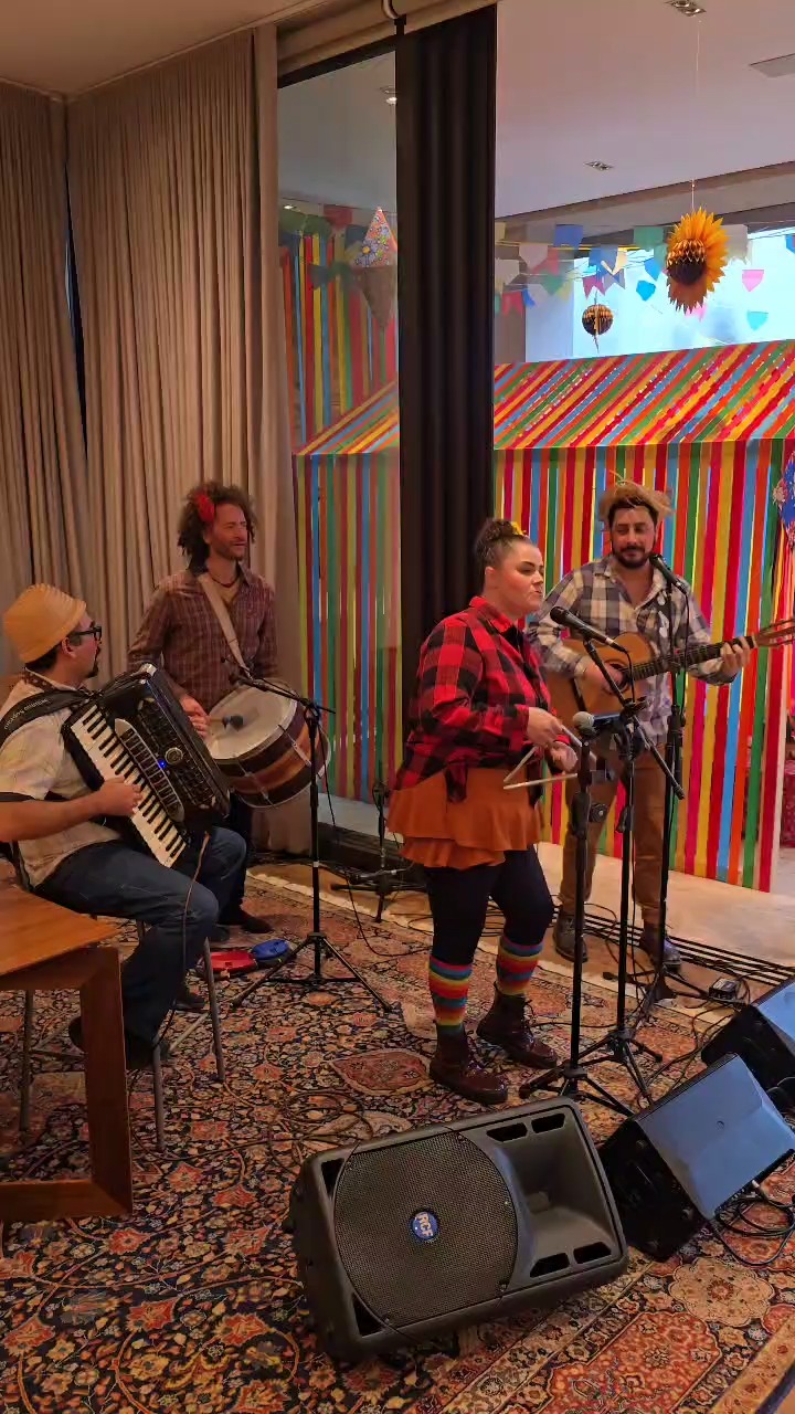 🎉 Formação Temática – Festa Junina
⠀
Quer uma Festa Junina animada, cheia de charme, música boa e sotaque brasileiro?
Nossa formação especial leva pro seu evento aquele clima arretado com forró pé de serra, xote, baião e clássicos das festas juninas.
Com um repertório que vai de Luiz Gonzaga a Dominguinhos, passando por hits juninos e releituras nordestinas de sucessos populares, essa formação é ideal para:
🌽 Festas de empresa
🎈 Arraiás particulares
🎊 Eventos escolares e institucionais
🎤 Renata – Voz e triângulo
🎻 Zé – Sanfona
🪕 Marcus – Percussão e Zabumba
🎸 Léo – Violão
💬 Contrate a gente e leve pro seu arraiá uma formação temática completa, afinada e cheia de carisma!
📲 www.musicaseeventos.com.br
📩 musicaseeventos@gmail.com
📱 WhatsApp: (11) 98590-6903
📸 Instagram: @musicas.e.eventos