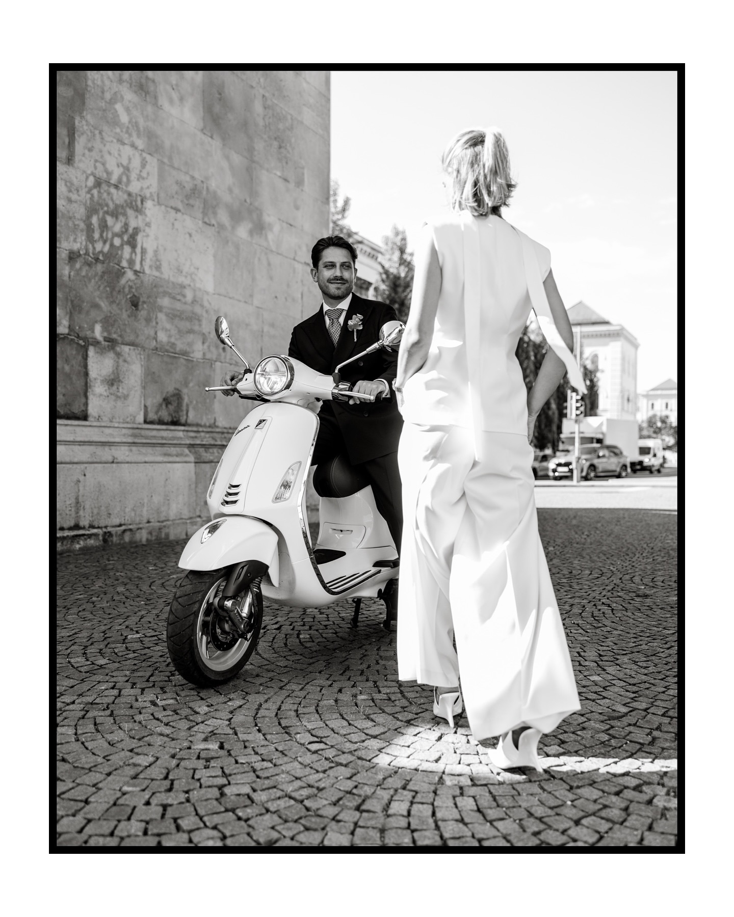 ⸻
POV: When a modern love story meets la dolce vita 🛵✨
ein junges, stilvolles Paar, eine Vespa und der Charme München – vereint in einem urbanen, eleganten Editorial.
Bald darf ich die beiden bei ihrer freien Trauung in Italien begleiten. Can’t wait!
Hier ein Paar Eindrücke🤍
#HochzeitsfotografMünchen #VespaLove #DolceVitaVibes #UrbanWedding #WeddingEditorial #Paarshooting #FreieTrauung #DestinationWedding #Vespashooting #Hochzeitsreportage #ItalienHochzeit #BrideAndGroomToBe #LoveStory #MunichLove #WeddingInspiration #BohoBride #ModernWedding #VowCeremony #Hochzeitsplanung #CoupleGoals