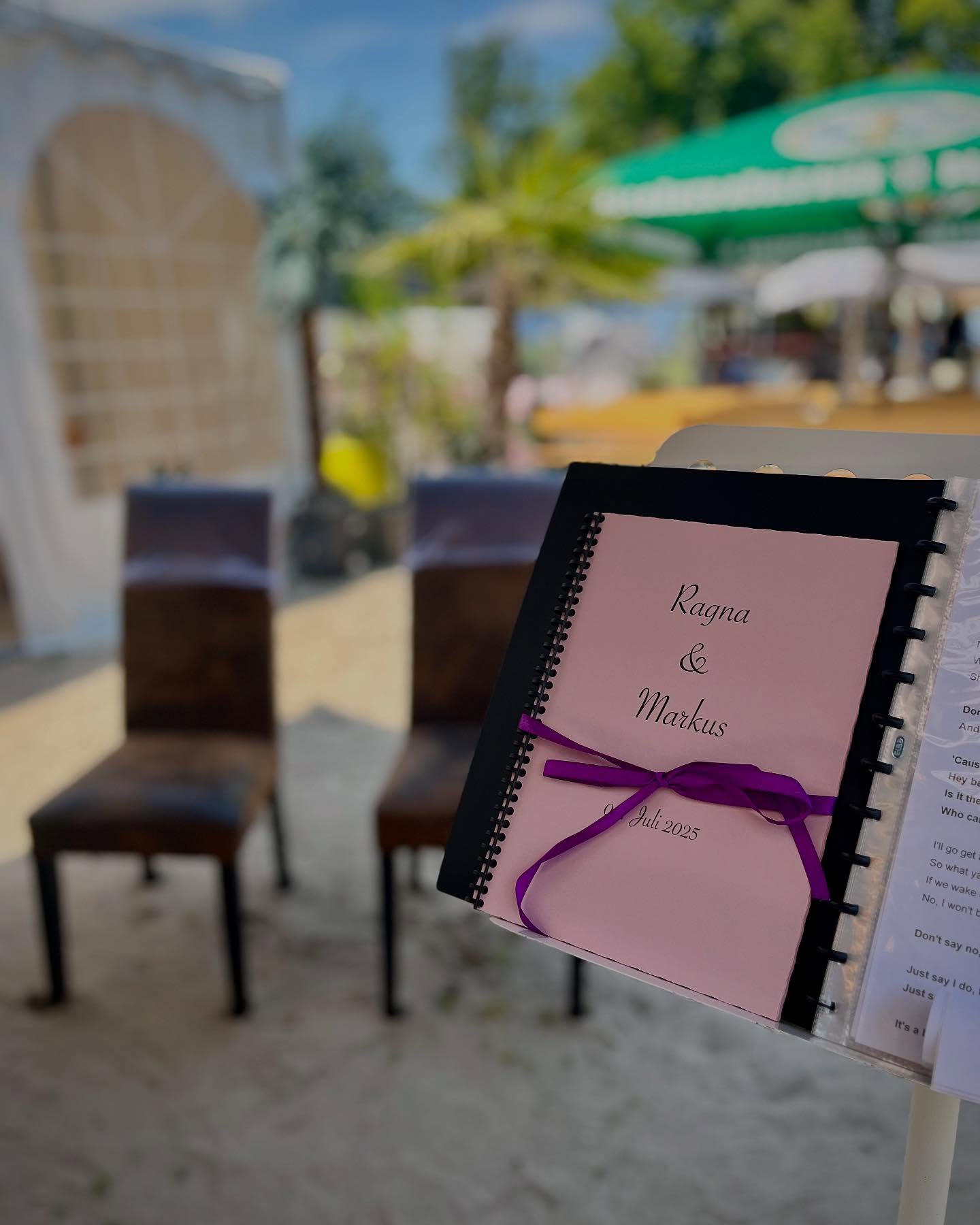 Was für ein Tag! ☀️🍹🎶
Zum ersten Mal durfte ich nicht nur als Sängerin, sondern auch als Traurednerin ein Paar durch den wichtigsten Moment ihres Tages begleiten – und es war etwas ganz Besonderes für mich.
Liebe Ragna, lieber Markus – danke für euer Vertrauen! Es war mir eine große Ehre, eure Geschichte zu erzählen. 💛
Die freie Trauung fand in der Strandbar 51 in Winterbach statt – mit echtem Urlaubsfeeling, Palmen, Sand unter den Füßen und einer ganz besonderen Atmosphäre. Passend dazu gab’s statt Sektempfang leckere Cocktails – perfekt für zwei Menschen, die das Reisen lieben und musikalisch bei Reggae und Salsa zu Hause sind.
Und heiß war’s! 🌡️☀️ Die Party hat sich ganz natürlich nach draußen verlagert – und genau dort wurde dann auch getanzt, gefeiert und gelacht.
Mit dabei: Dani alias DJ D. Vine, der den Cocktailempfang musikalisch begleitet und später für die Party am Abend gesorgt hat.
Ein rundum sonniger, fröhlicher Tag – den wir mit großer Freude musikalisch und persönlich begleiten durften.
#freietrauung #sängerinundtraurednerin #strandhochzeit #strandbar51 #cocktailempfang #weddingvibes #hochzeitmiturlaubsfeeling #djdvinestuttgart #reggaevibes #salsaparty #rebeccaalsrednerin #hochzeitsmusiker