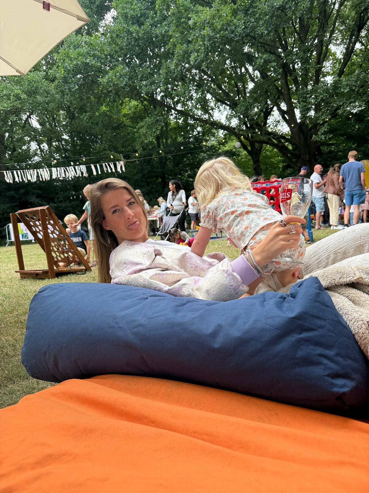 Kiekjes van de afgelopen tijd 📷💕
1: Veerallee buurt festival @veerallee . We zijn hier dit jaar komen wonen na 8 maanden verbouwen en zijn heel erg blij met deze buurt. Super veel kindjes, speeltuintjes, groen en jonge mensen.
2: Isabelle vermaakt zich met alle kindjes, op onze vakantie was dit al, maar ook hier weer. Tot 21:30 gespeeld en de volgende dag uitgeslapen tot 09:15 (uitslapen is ze goed in gelukkig)!
3: Babyshower van lieve vriendin @melissastiekema 💕
4: Foto door @lisetdelariefotografie op de babyshower van melissa bij @toastdeventer zoooo leuke locatie echt een aanrader. Deventer is sowieso heel erg leuk.
5: Deze fietstochten door de zon geniet ik enorm van. Ik stap avonds nu met Isabelle liever op de fiets dan voor de tv.
6: Samen moe na een slecht nachtje 😜
Wat is jouw favoriete brunch/lunch plek met kids?
Ik kan wel wat tips gebruiken daarvoor! Zodat je ook nog even ‘’rustig’’ je cappu kan drinken bijvoorbeeld haha!
#momlife #hotspotsmetkids #zomeravond #babyshower #zwolle #verbouwing