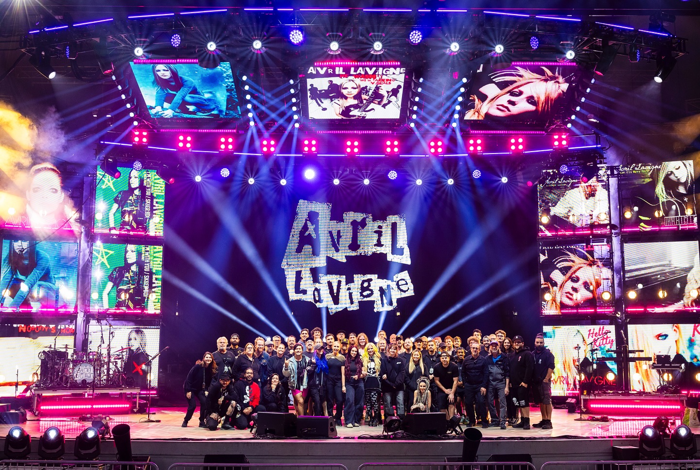 Such an awesome tour with such awesome people. 10/10 would recommend. Would do again. 💚💕@avrillavigne 💕💚 #videodirector
📷: @skylerbarberio