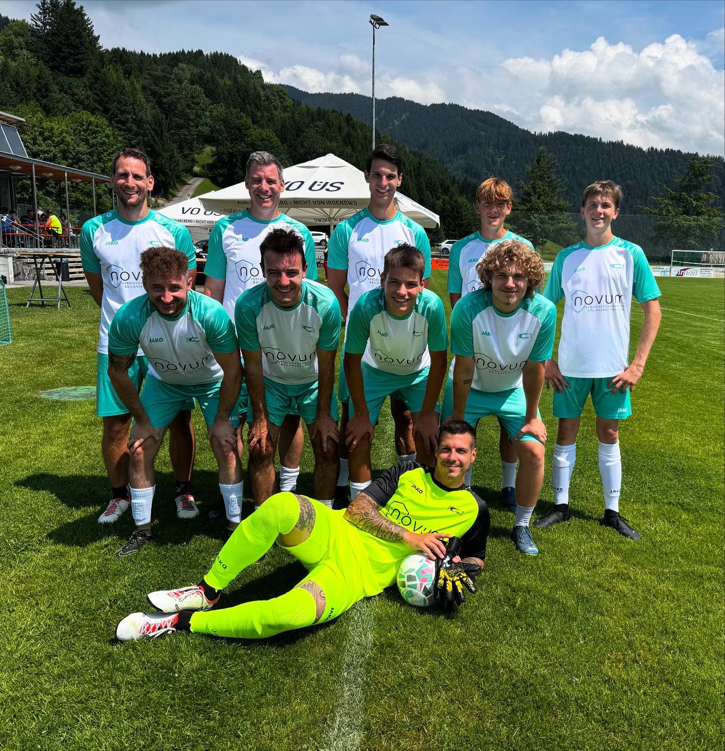 🏆⚽
Ein riesiges DANKESCHÖN an alle Fans, Mannschaften und Helfer für das großartige Cupturnier am vergangenen Samstag! 🙌
Eure Unterstützung auf und neben dem Platz waren einfach top!
Wir vom FC Fraxern sind stolz, den 4. Platz ergattert zu haben!🏆⚽️
Jetzt heißt’s: Sommerpause! ☀️
Wir tanken neue Energie und sehen uns im August beim nächsten Spiel wieder. Bis dahin – bleibt sportlich und genießt den Sommer! 🌴⚽
#fcfraxern #hobbyligavorderland #fussballspielenwoandereurlaubmachen #dankefans