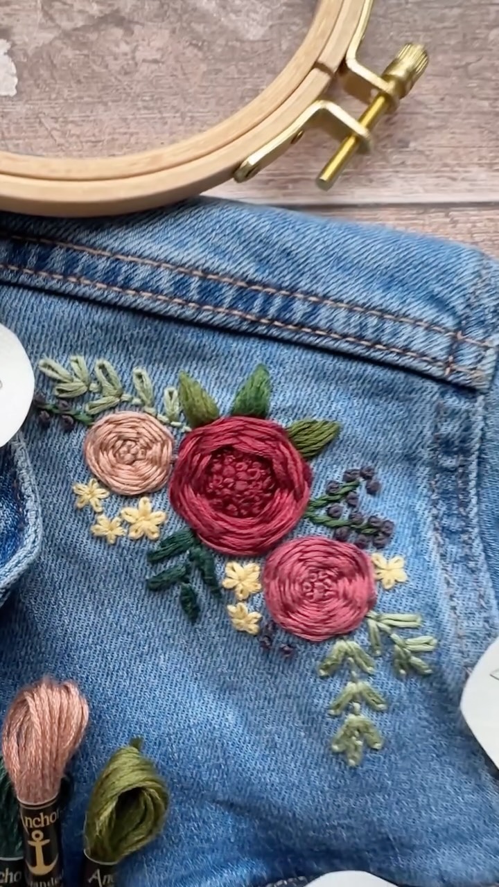 Stickmotiv auf den Stoff bringen🌷
Meine Lieblingsmethode ist wasserlösliches Stickvlies – es lässt sich super mit dem Tintenstrahldrucker bedrucken und sorgt für extra Stabilität beim Sticken. Ich habe sogar spezielle Vorlagen dafür entwickelt, die du ganz einfach ausdrucken kannst. Das Motiv wird dann gestickt und anschließend im Wasser ausgewaschen – fertig!
Alle Materialien, die du zum Einstieg ins Sticken brauchst, findest du in meiner Liste. Kommentiere einfach mit „STICKEN“, dann schicke ich sie dir! 💚 *Affiliate
#stickenlernen #stickenmachtglücklich #stickenfüranfänger