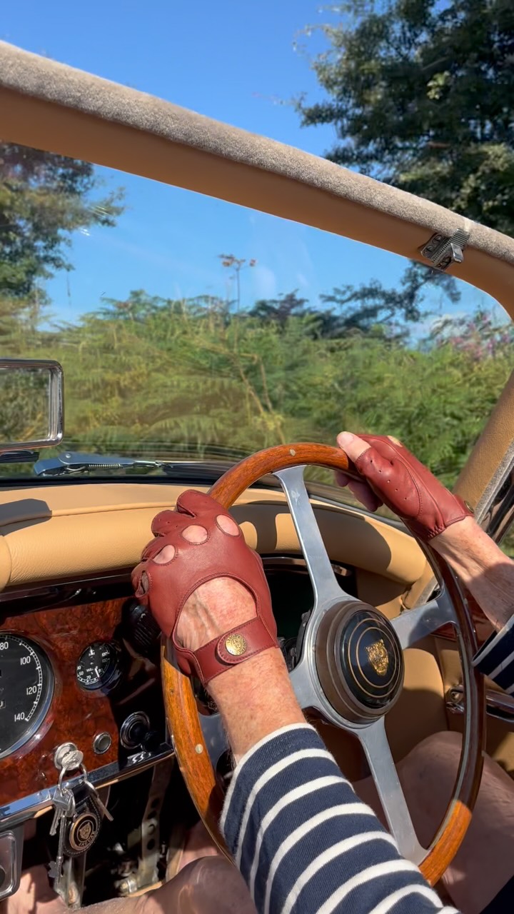 A glorious day for a drive. While the B3306 will forever be my favourite, the views from the B3276 aren't half bad. If you're exploring the north coast, perhaps on your way to or from Middle Colenso, then make sure to add the stretch from Newquay to Padstow to your list.
#driving #cornwalldriving #classiccar #classicjaguar #jaguarxk150 #summerincornwall