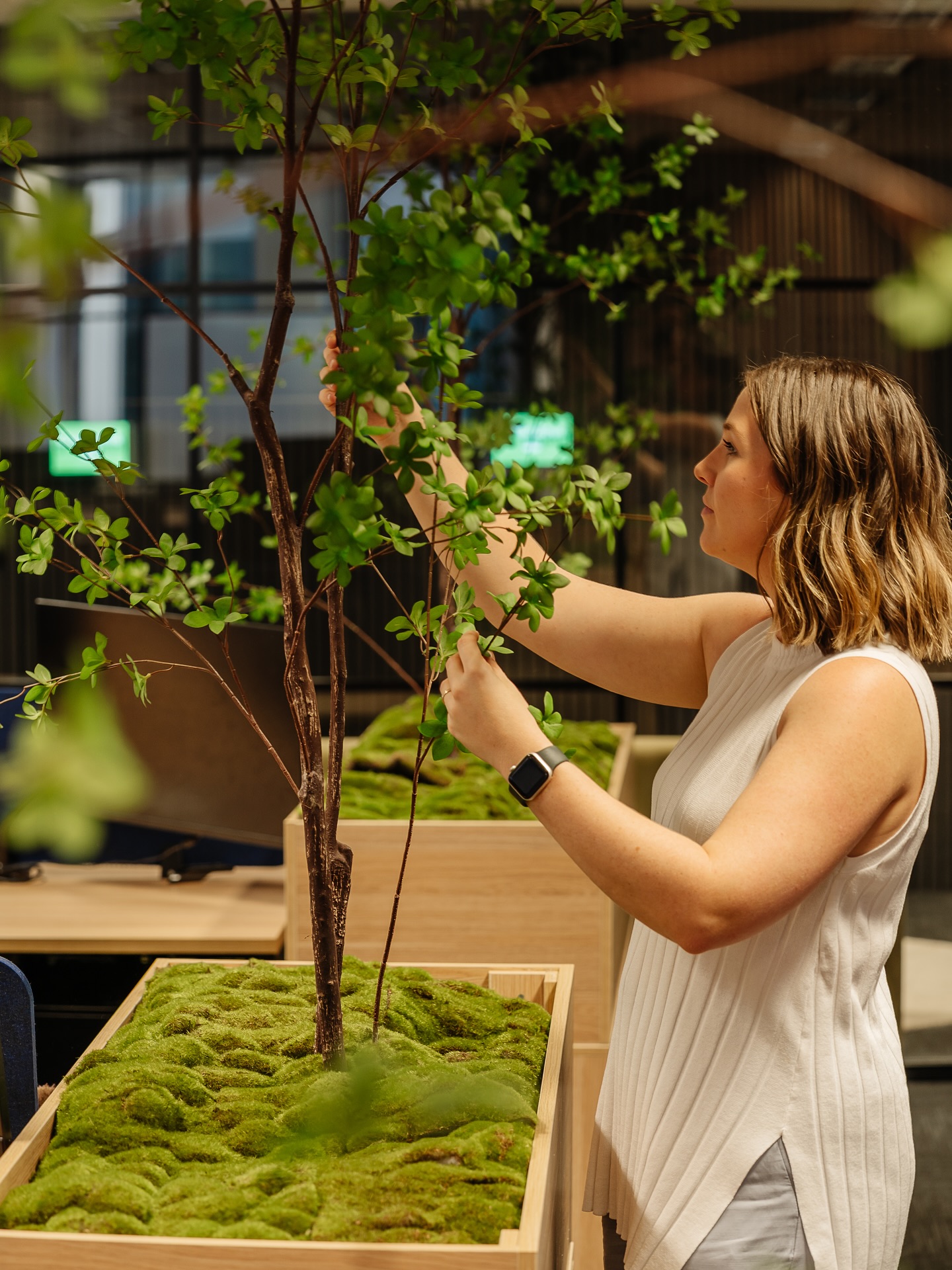 No one:
Shanty: walks into an office and sniffs a plant for some reason.
😂 no seriously plants make your employees happy, your workspace not so boring and boosts productivity, so don’t be stupid and add some today!
📸 @joeweaven
#hausofgray
#interiordesign #commercialintetiordesign #interiorstyling #officedesign