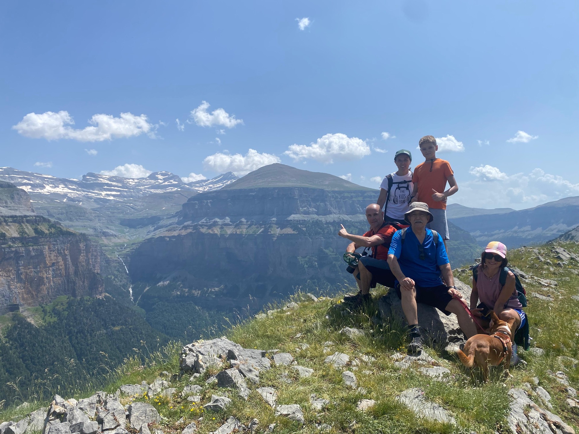¡Momentos familiares en los #miradoresdeordesa ! Senderismo guiados e interpretativo con la compañía de una guía de montaña profesional. Seguimos disfrutando de este paraiso en la tierra. 👌
¡Salidas todos los días!
Reservas: www.guiasdeordesa.com