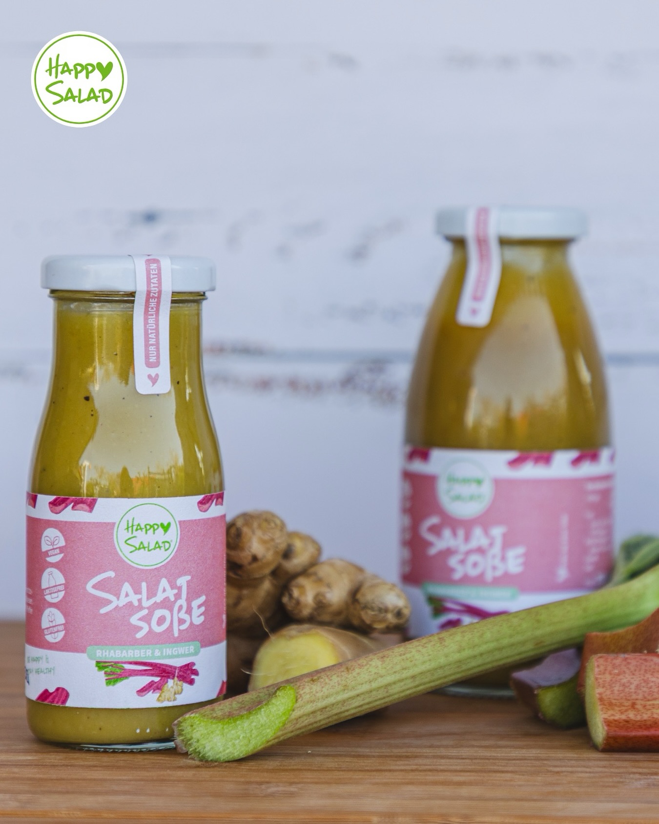 🥗 Frisch, lecker, nährstoffreich!
Salate sind eine wunderbare Möglichkeit, deinem Körper täglich etwas Gutes zu tun – und mit unseren außergewöhnlichen Dressings wird daraus ein echtes Geschmackserlebnis. 💚
🌱 In unserem Shop unter happy-salad.de/happy-shop findest du beispielsweise unser Rhabarber-Ingwer-Dressing: Die fruchtige Säure des Rhabarbers trifft auf die feine Schärfe von Ingwer – harmonisch, erfrischend und einfach besonders!
👉 Entdecke, wie gut gesunde Ernährung schmecken kann und schau für leckere Rezepte gerne auf unserem Blog vorbei.
BE HAPPY & STAY HEALTHY 💚
#SalatLiebe #GesundeErnährung #Nährstoffe #happysalad #HealthyLifestyle
