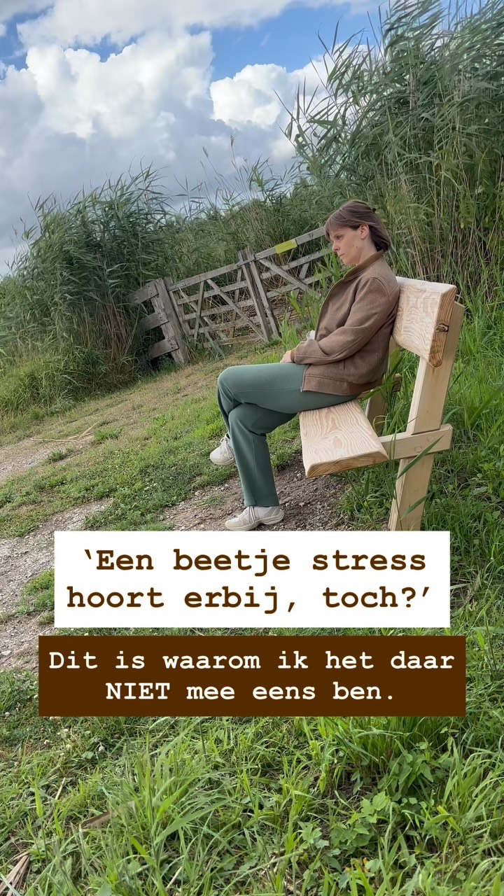 Stress en spanning zijn voor mij twee verschillende dingen. Ze raken elkaar, dat wel.
Stel je voor dat je een bubbel om je heen hebt waar alles veilig en vertrouwd is. Dat is je comfortzone. Je mind wil graag dat je daar in zit én blijft! 🧘🏼
Om die comfort zone heen zit een volgende: de groeizone. Hier kom je in wanneer je iets (nieuws) doet of probeert wat je als veilig ervaart. In deze zone kun je spanning voelen maar dit helpt je groeien. 🌱
Dáár weer omheen zit nog een zone. De paniekzone… daar zit je in wanneer je iets (nieuws) doet wat je als ónveilig ervaart. Hier ervaar je stress. 🚨
Van de ‘hartslag omhoog, hoge ademhaling, klotsende oksels, paniekgedachtes’-soort.
Dus nee.
Stress hóórt niet in je leven.
Als je wél dagelijks stress ervaart.. Dan is het misschien tijd om eens te onderzoeken wat die stress precies veroorzaakt. Want het is níet normaal. En slecht voor je op allerlei manieren: fysiek, emotioneel en mentaal.
Je adem kan hierin een prachtige tool zijn! Want ze laat je ervaren wat er NU is. Niet meer en niet minder ♥️
En voor de tussentijd… heb ik het AdemNoodpakket voor je klaarstaan. Gevuld met 15 korte, onderbouwde ademoefeningen die je zo kunt aanzetten wanneer je ze nodig hebt.
Om te ontspannen. Tot rust te komen. Of gefocust aan die ene taak te beginnen. In plaats van hijgend, met klotsende oksels en een hart dat in je oren bonst.
Proberen? Voor 33 euro heb je voor altijd toegang! Link in bio. Eerst nog een vraag? Mijn DM staat open ☺️
Herken jij bij jezelf wanneer je in de groei- of paniekzone zit?
#ademwerkdriebergen #rustenontspanning #ademminder #stressminder #comfortzone #paniekzone #ademnoodpakket