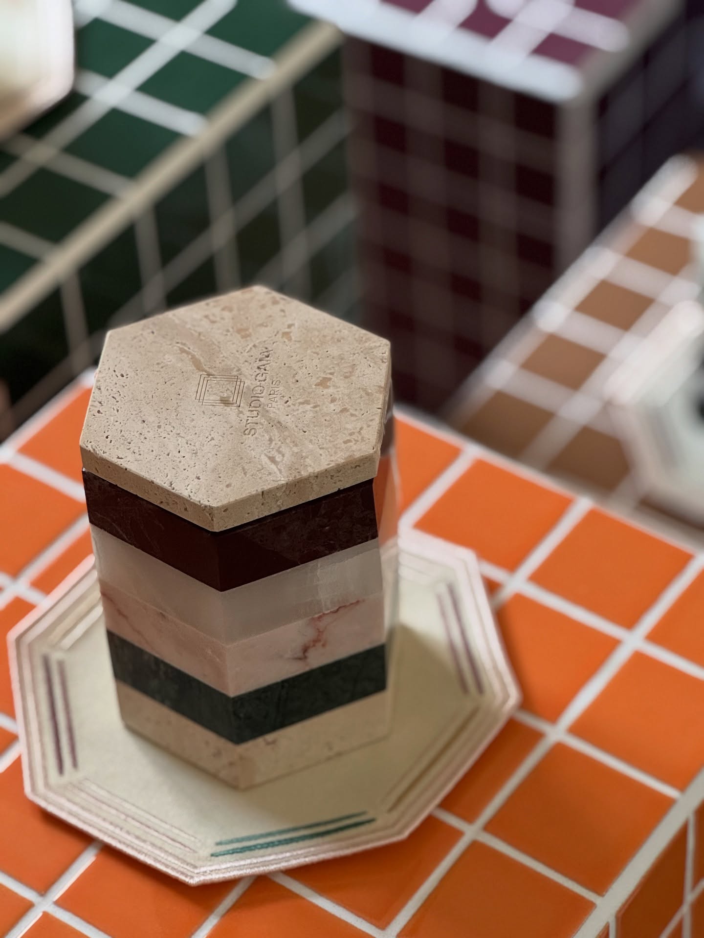 Ligne après ligne, matière après matière.
Chez Studio Gaïa, chaque détail compte : la rayure marbrée, le carreau vibrant, les contrastes de pierres naturelles.
Tout est là, la géométrie, les textures, la couleur.
L’ADN de Gaïa dans un seul regard.
#StudioGaia #DesignEmotif #CouleursVives #ArtDeVivre #SavoirFaire #ObjetsQuiParlent