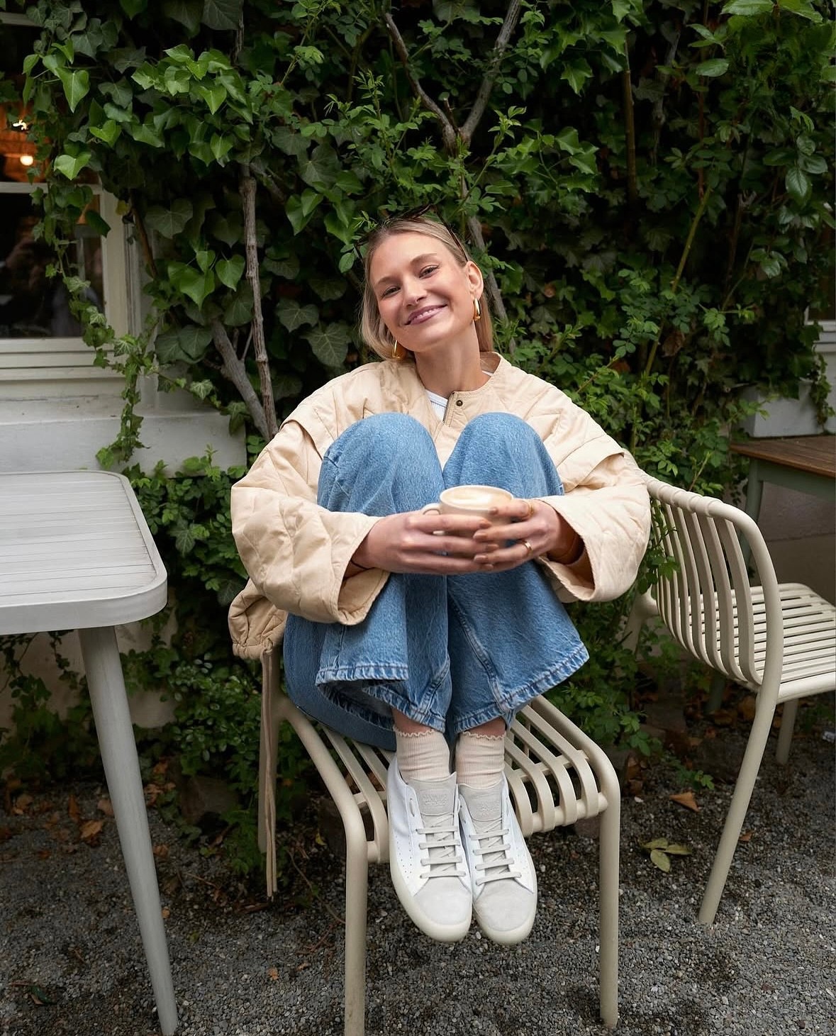 @carolinniemczyk enjoying a cozy coffee moment in her @candicecooper__official sneakers ☕️🤎 #candicecooper #effortlessstyle