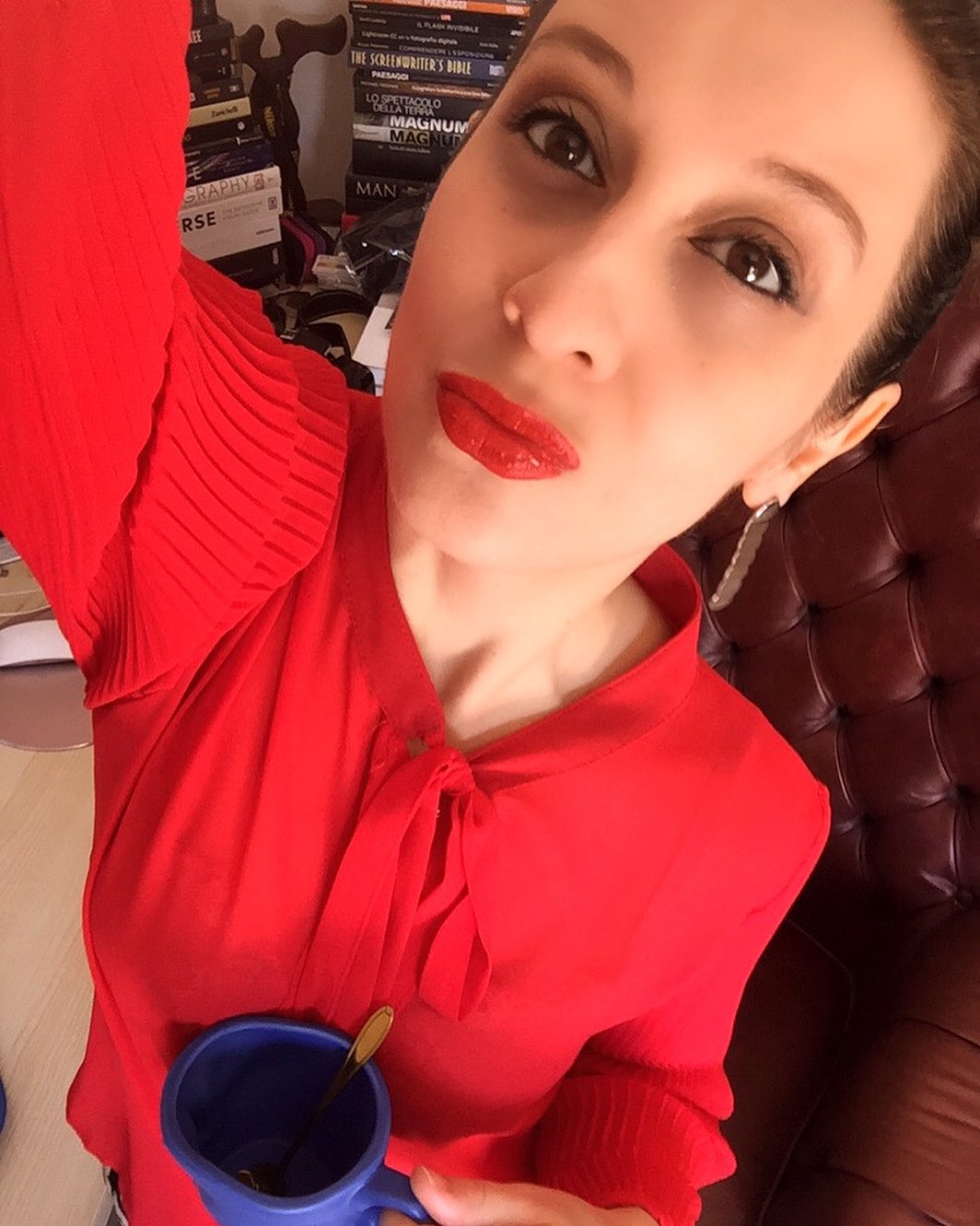 Greetings and hugs to everyone from ELISANORICINEMUSICA! 💙❤️#redandblue #red #blue #elisanoricinemusica #mug #cine #journalism #writing